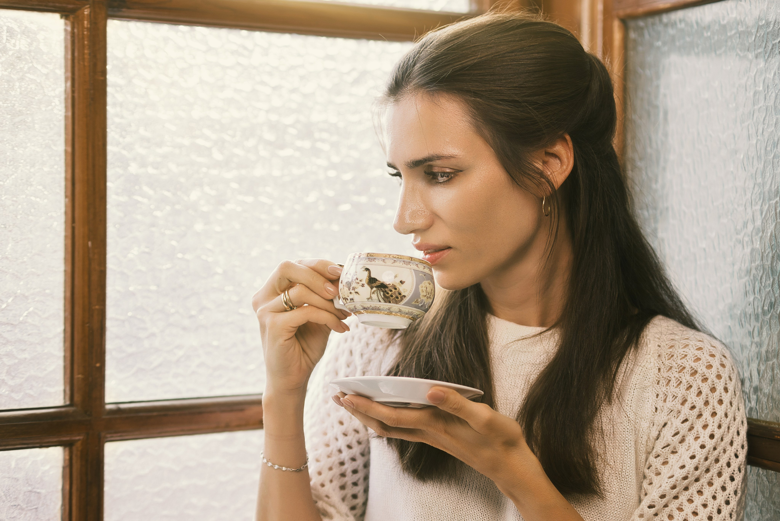 У окна. Фотограф Денис Кривопусков
