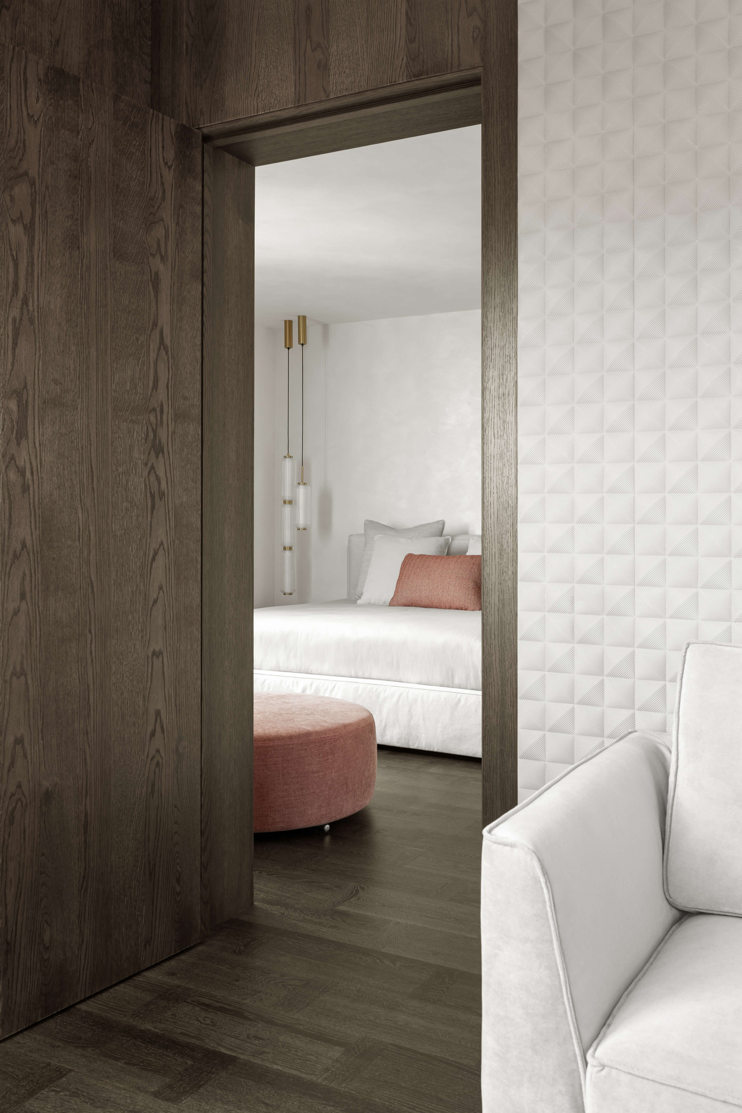 Вид на спальню через коридор — акцентная розовая банкетка Minotti, подвесные светильники Aromas del Campo.