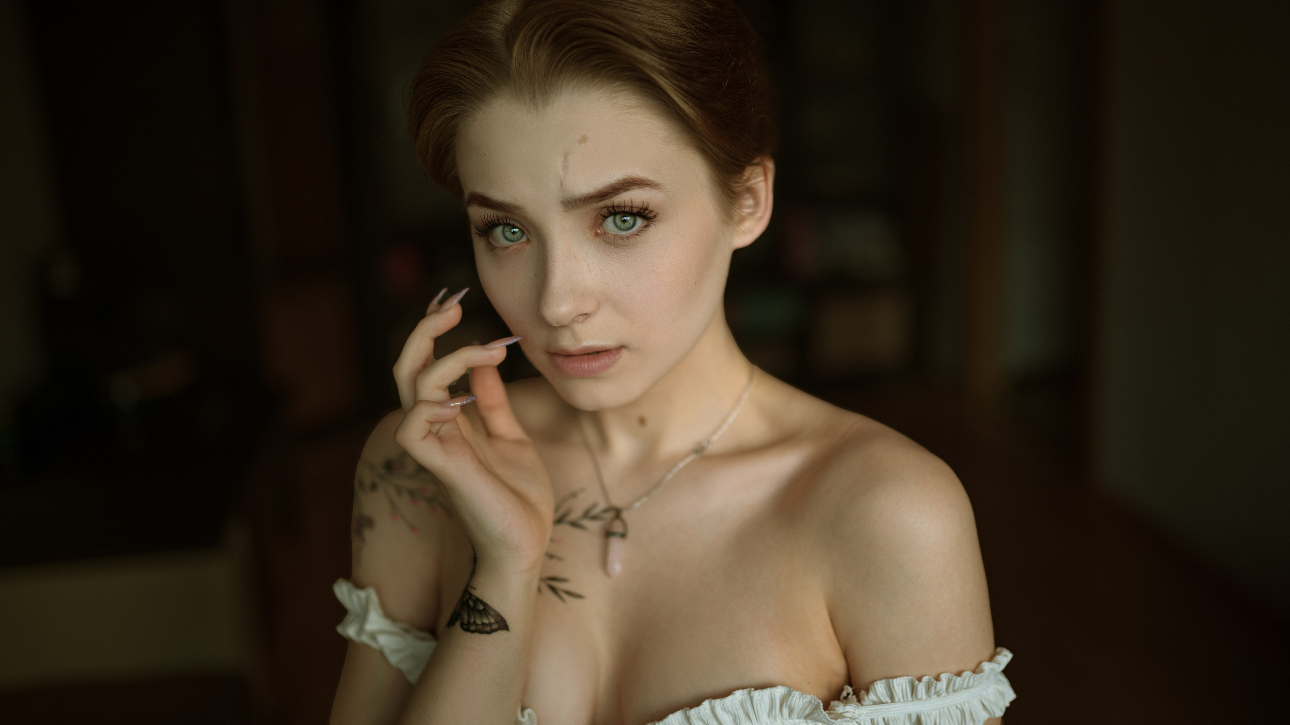 Портрет красивой девушки с короткими волосами в топике с открытыми плечами  