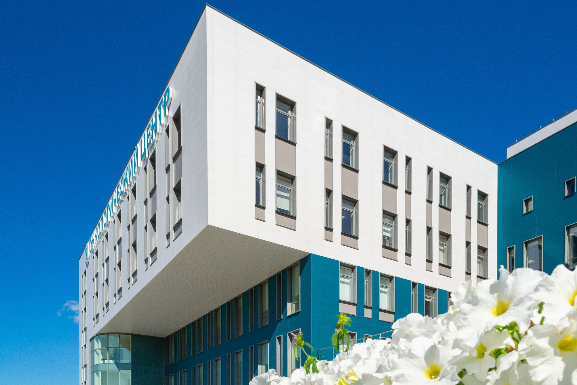 Тульская областная онкологическая больница (лето-цветы, NIKON D3100 35 мм F1,8)). Фотограф в Туле Крупский АнДРей. Фотостудия «КАДР71» в Туле