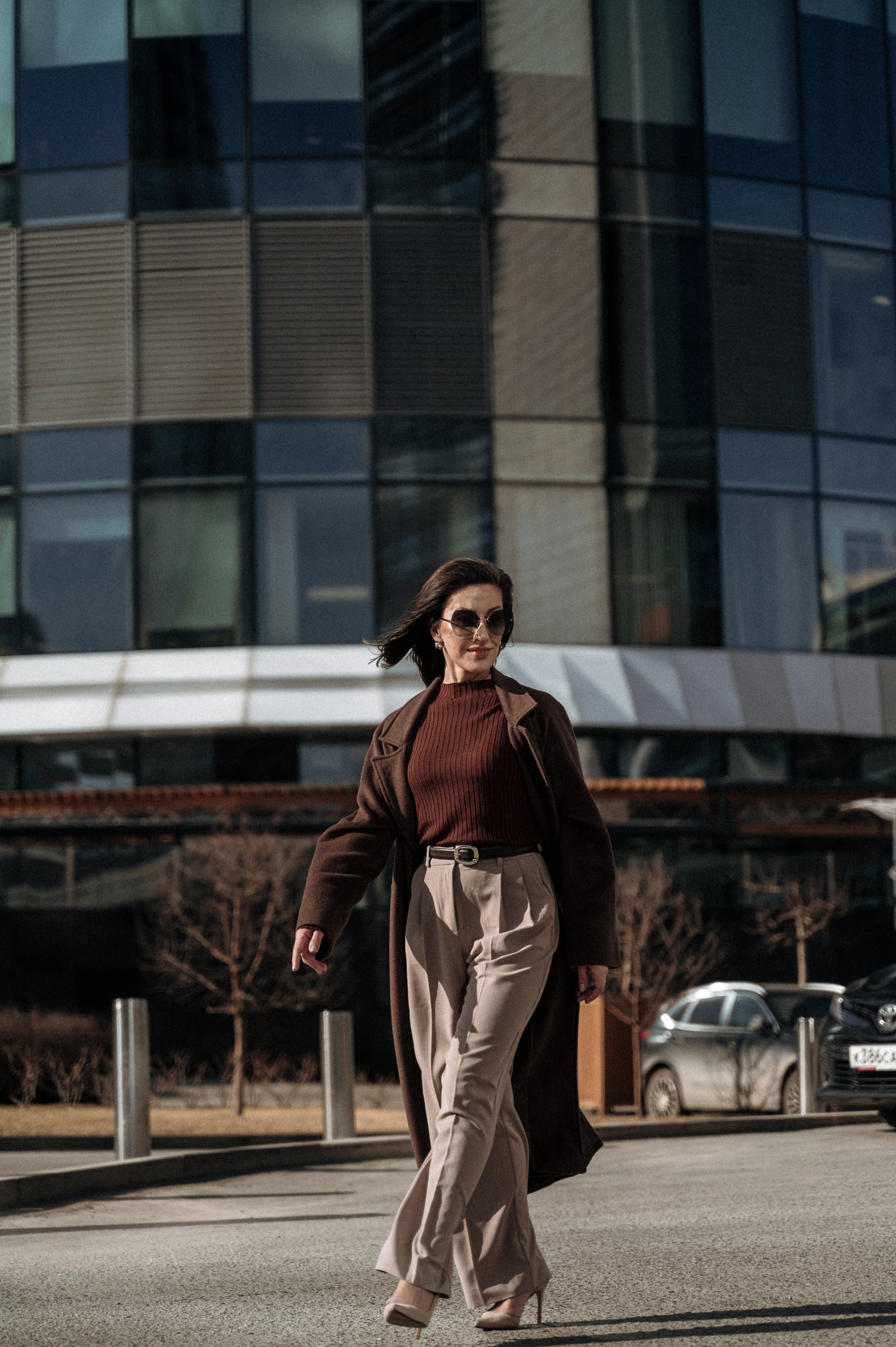 Женская прогулочная фотосессия возле Ельцин центра и башни Исеть