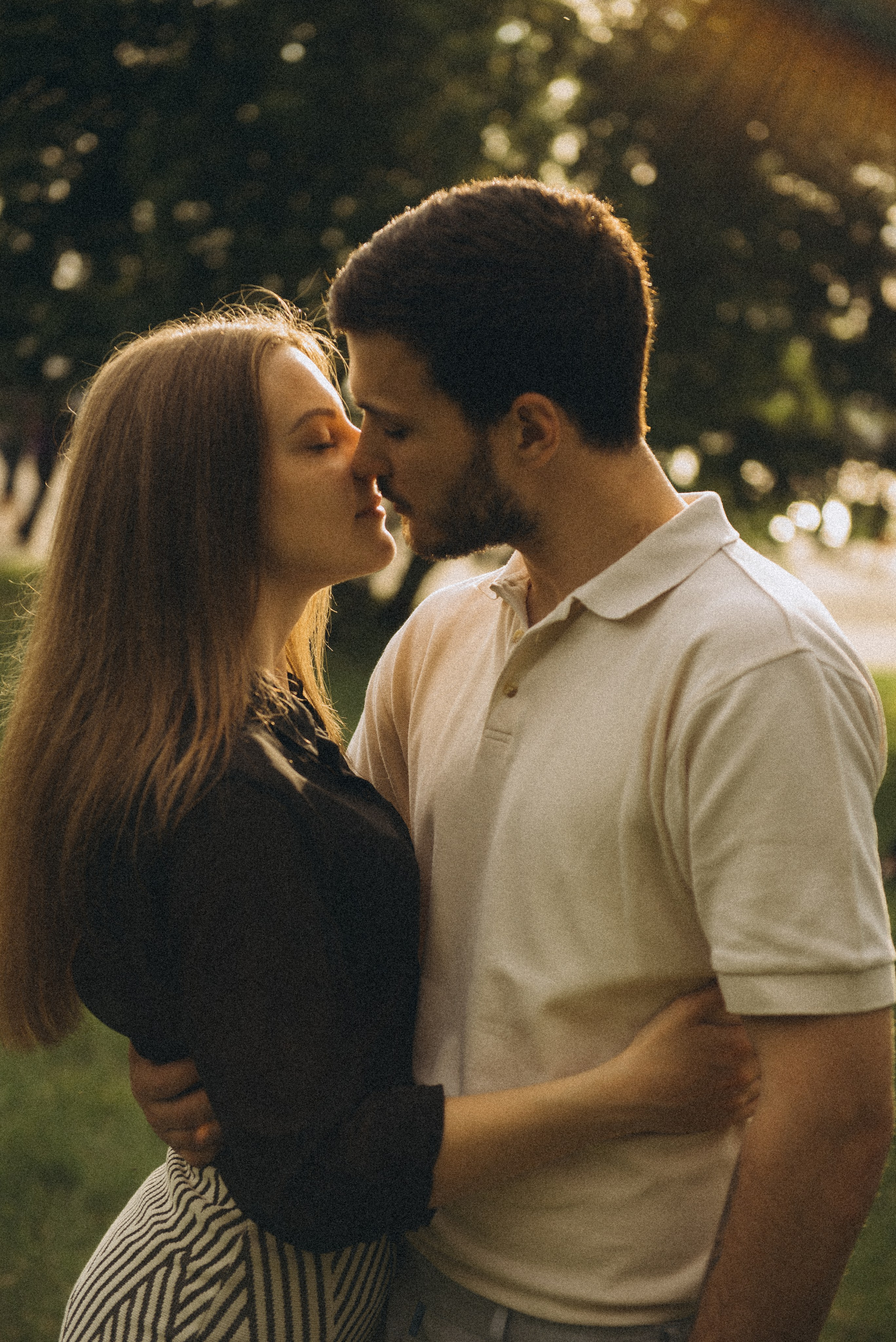 Страстный момент перед поцелуем в контровом свете заката. Love Story в золотой час, Новосибирск, набережная, фото Василий Дан.