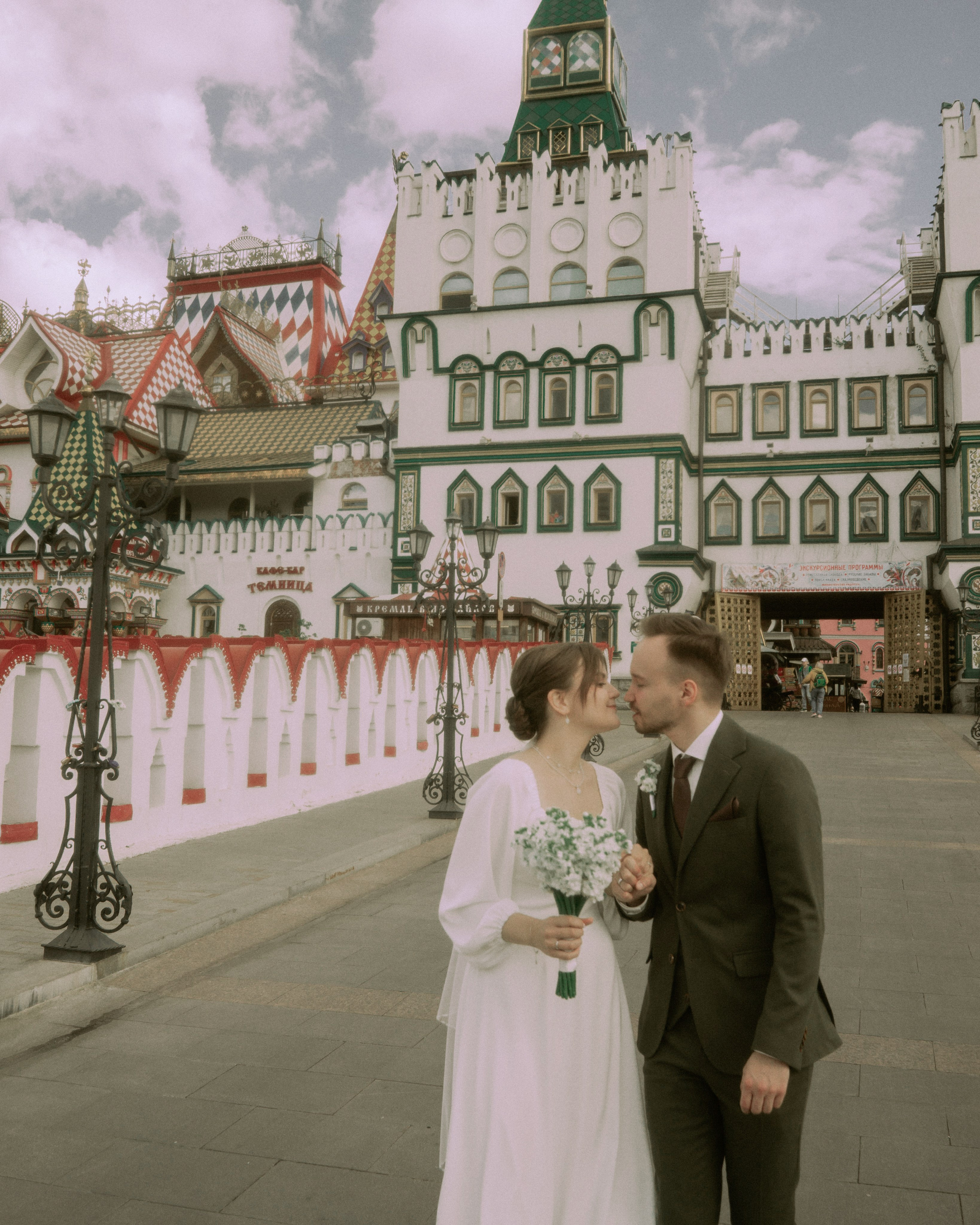Москва как декорация любви — свадебная фотосессия в городе и на природе. Свадебный фотограф в Санкт-Петербурге Миша Репина