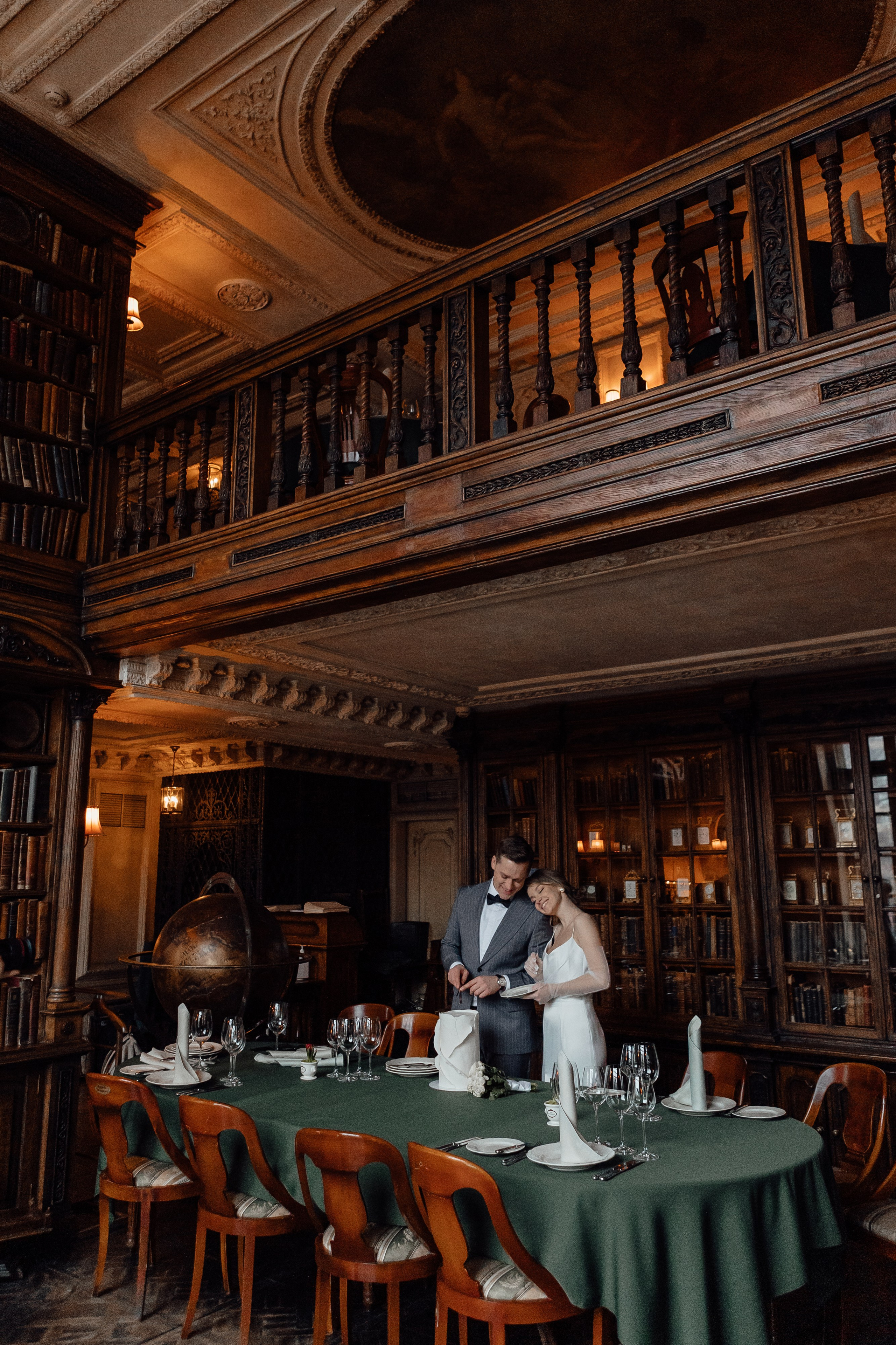 Свадебная фотосессия в Кафе Пушкинъ. Свадебный фотограф в Москве Дарья Олендарёва
