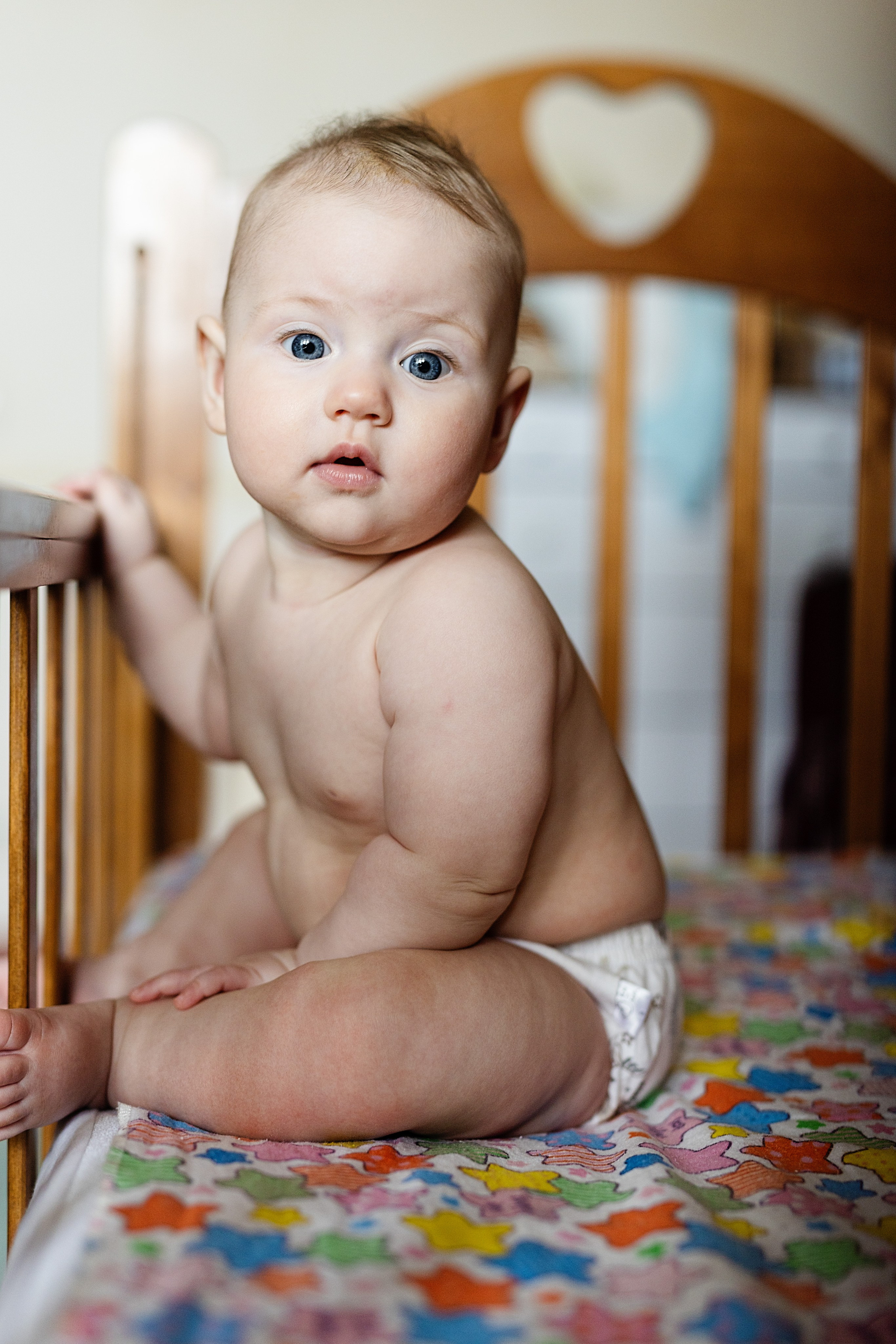 малыш в кроватке