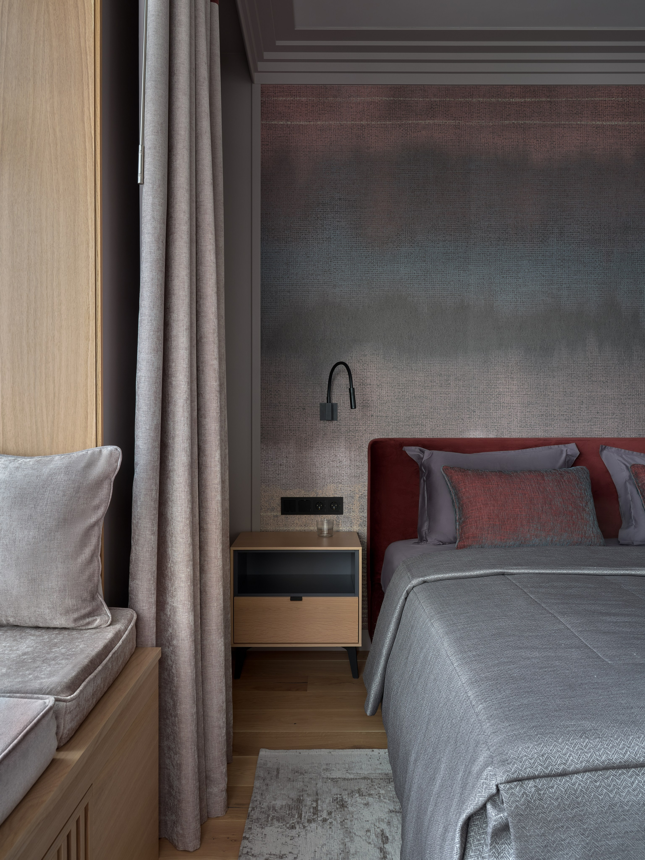 Светлое дерево и фиолетовые акценты. Фотограф Наталья Вершинина