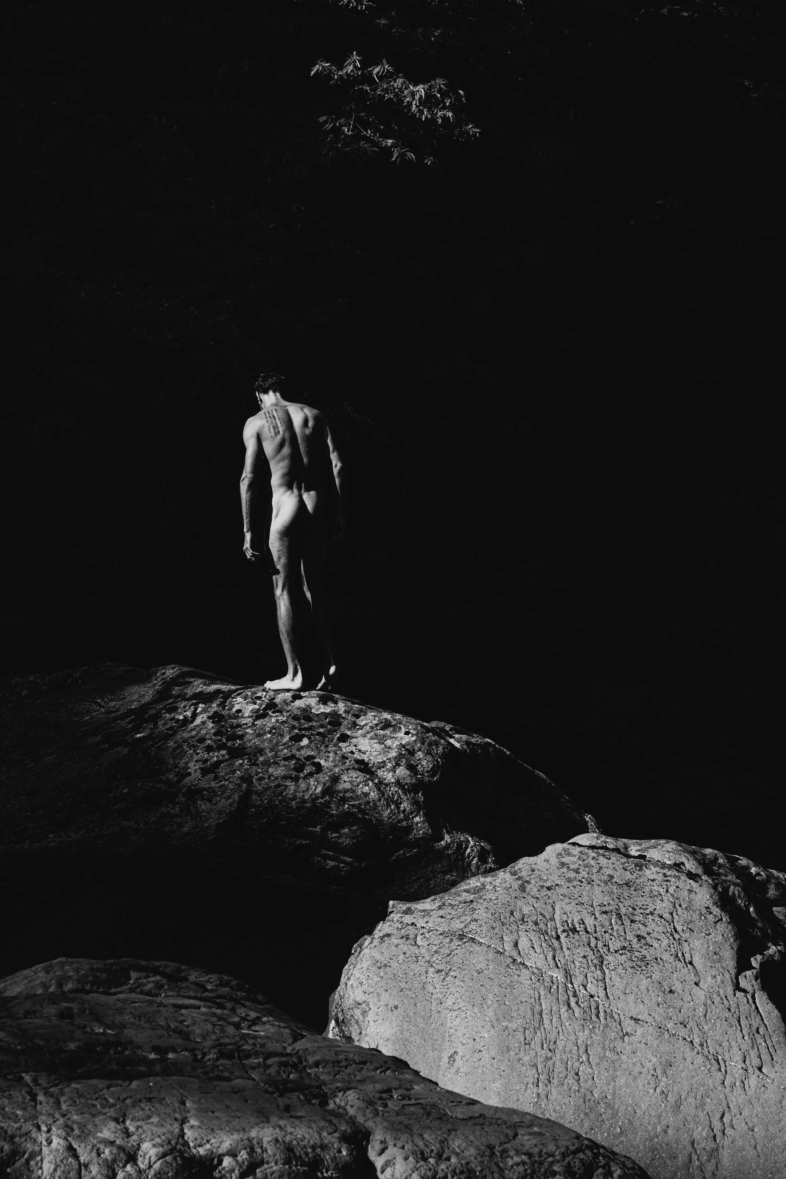 Черно белая фотография со спины парня