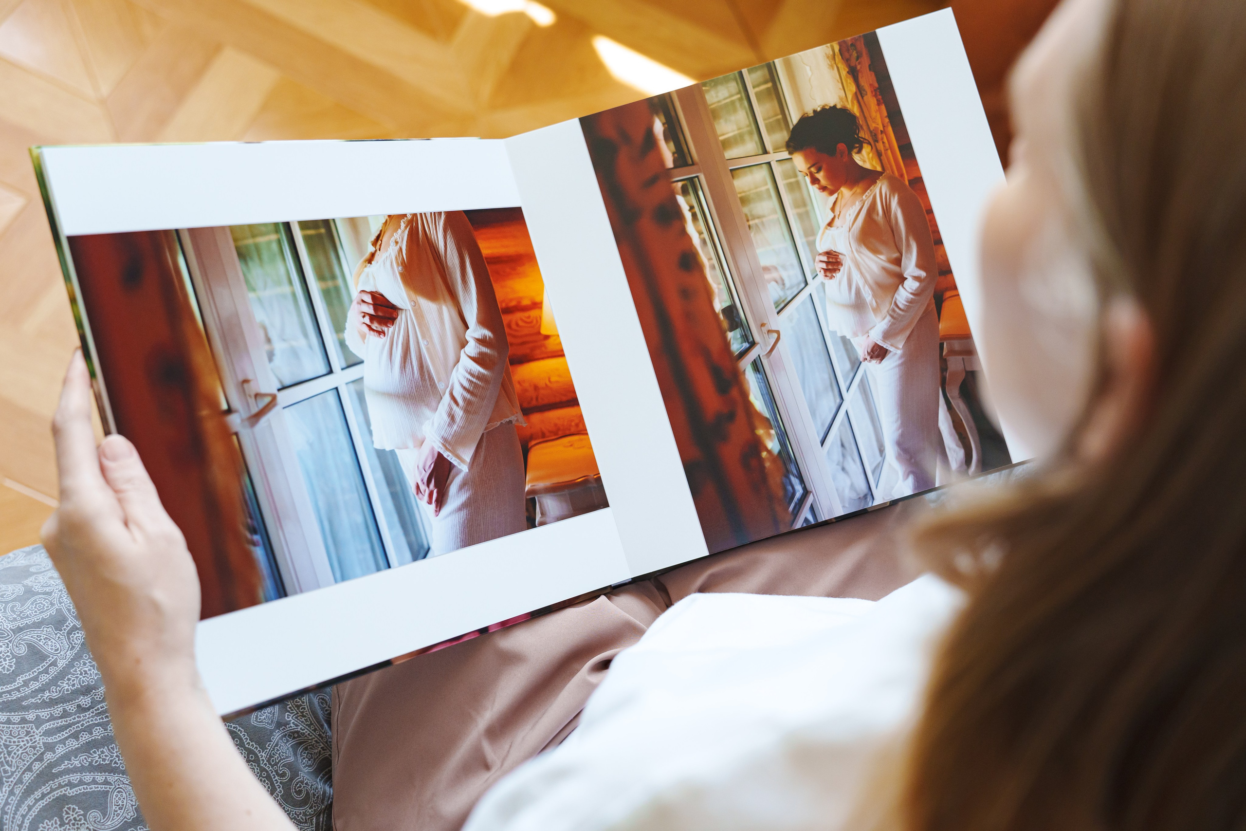 Разворот фотокниги беременности в Олд Хаус | Две фотографии беременной в номере отеля | Фотограф Андрей Сайфутдинов Ростов-на-Дону