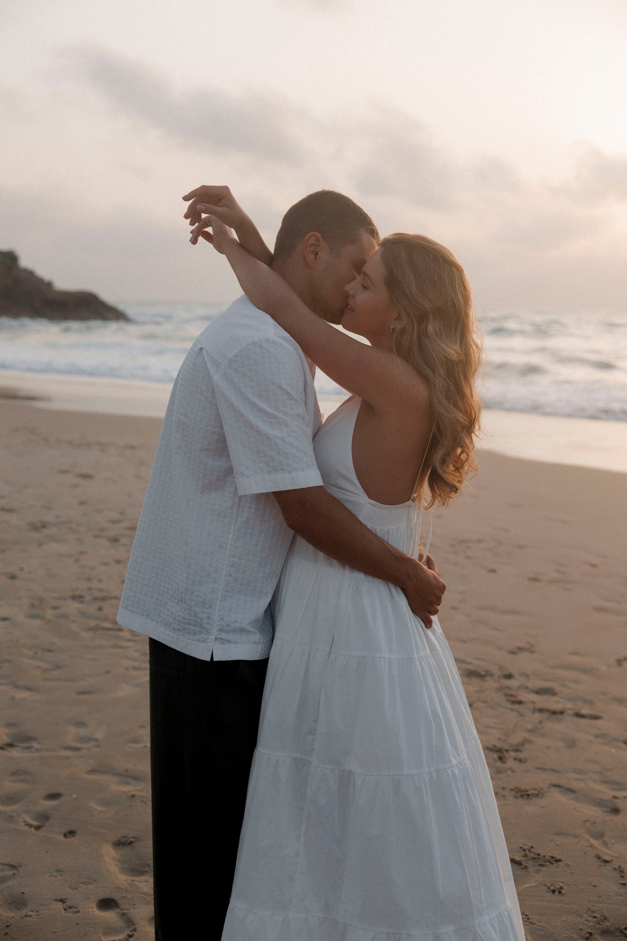 Pregnancy photoshoot near the sea (cloudy weather). Главная
