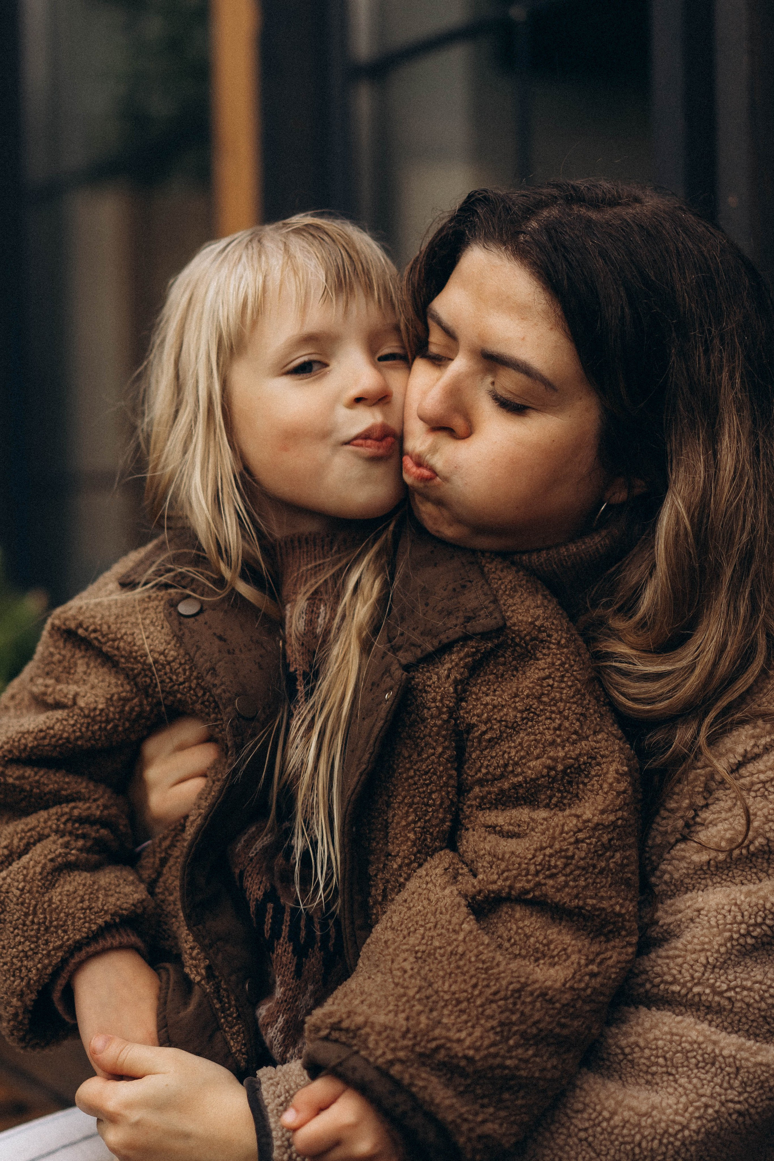 Фотосессия у дома во дворе мама и дочка. Фотограф Екатеринбург Кокшарова Александра