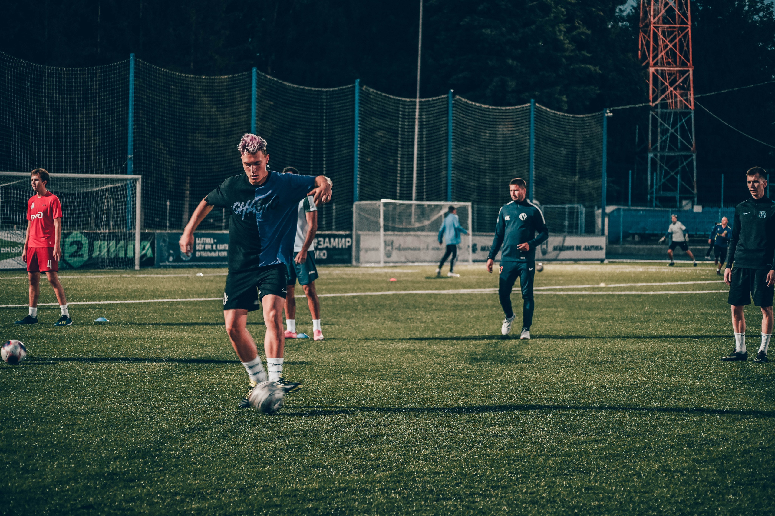 Фотосъёмка футбольной тренировки на стадионе. Фотограф Александр Орымбаев