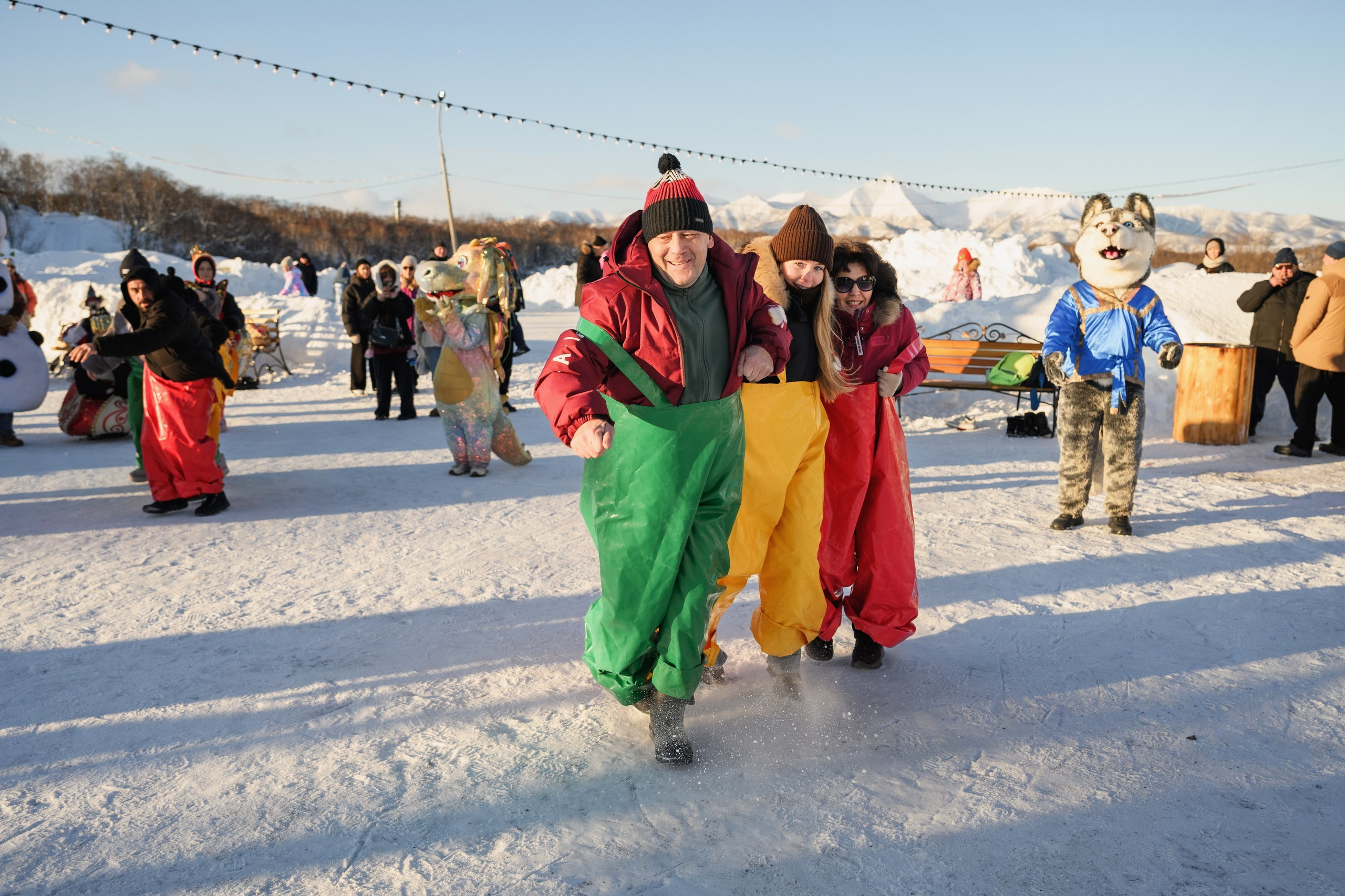 Фотосъемка новогоднего мероприятия на улице в Петропавловске-Камчатском, Запечатление новогоднего праздника на Камчатке, Профессиональная съемка уличных гуляний в Петропавловске-Камчатском, Новогодняя фотосъемка на фоне праздничного города.