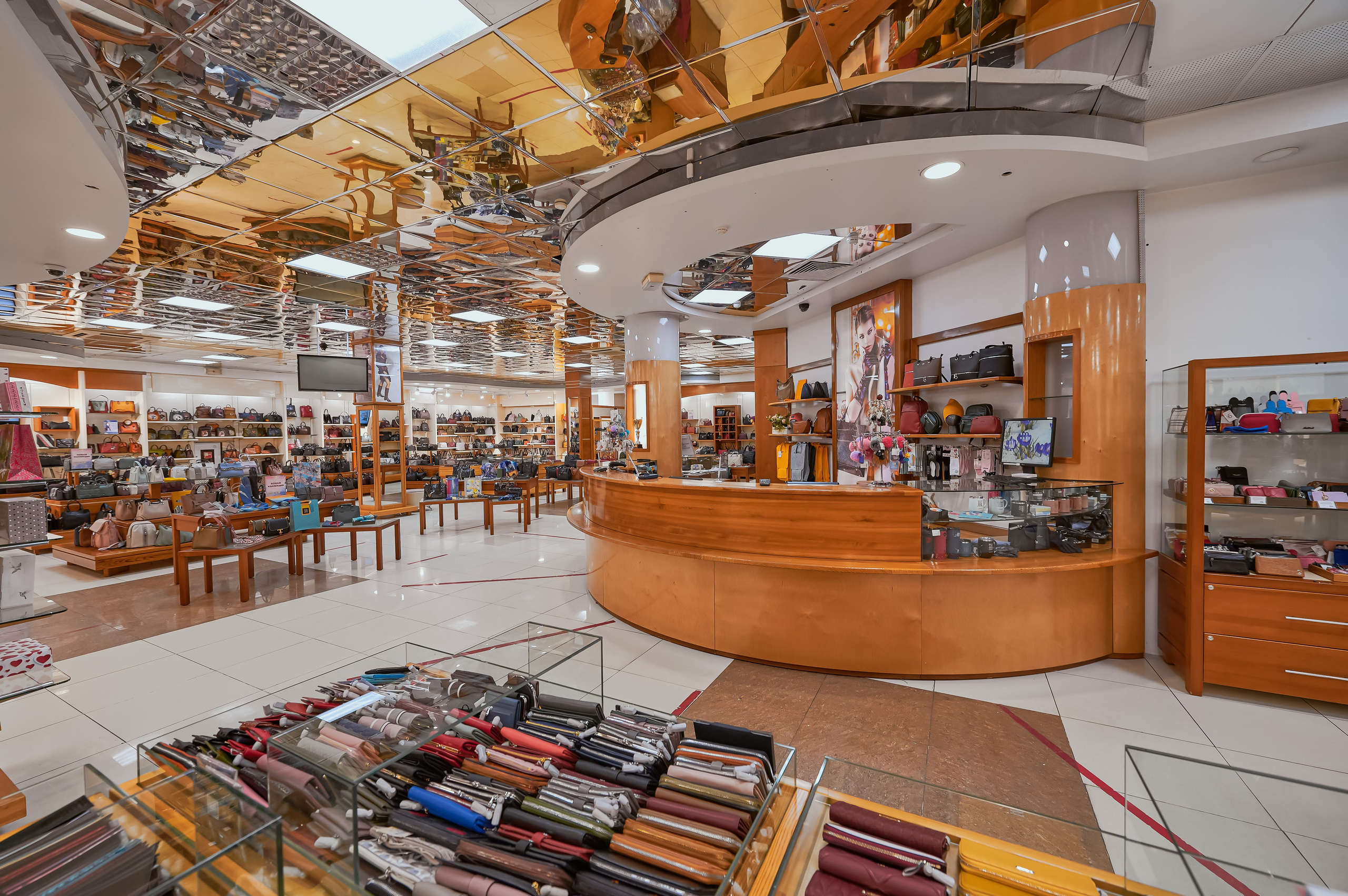 Портфолио по интерьерной и экстерьерной фотосъёмки: Мир Сумок — Правый берег. Фотограф Яковлев Роман — Красноярск