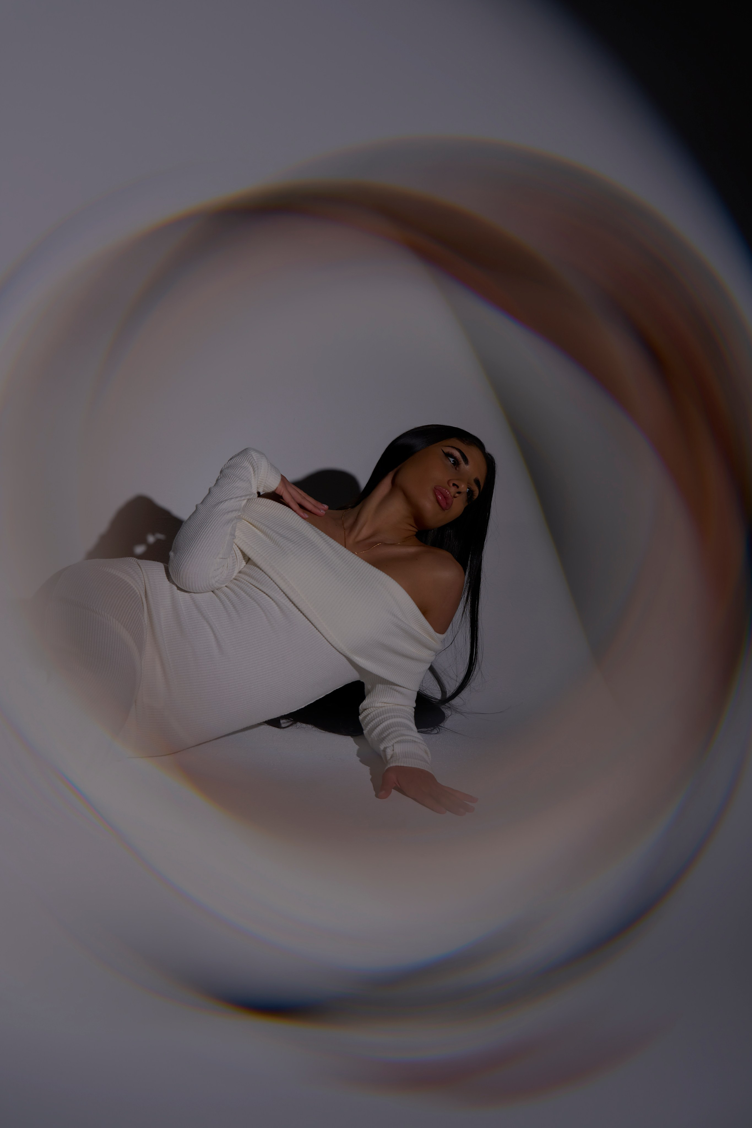 Креативная фотосессия в студии Москвы: модель в белом платье в закрученном кадре, арт-эффект и телесная эстетика