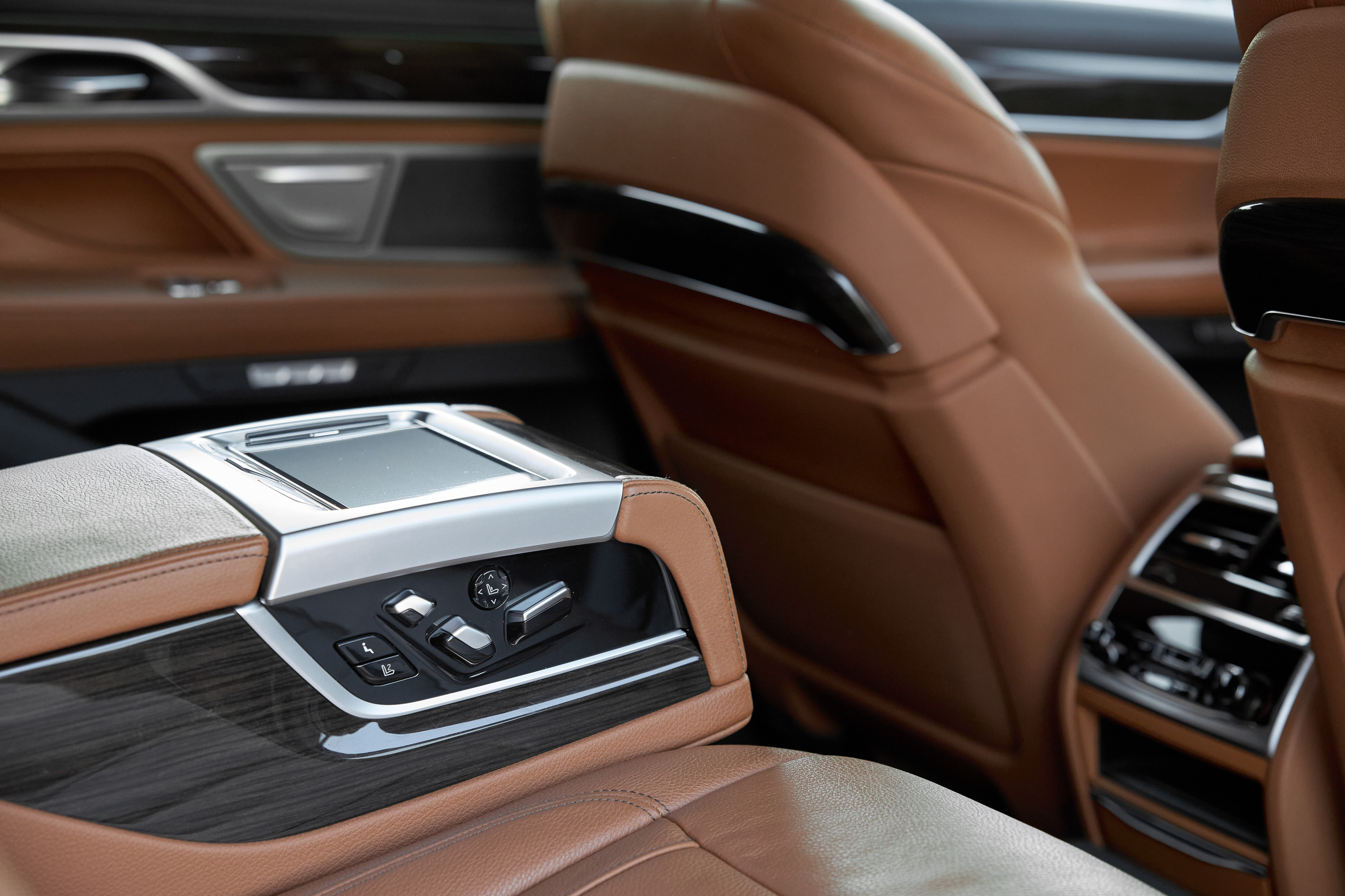 BMW 7 Edrive (auto.ru)