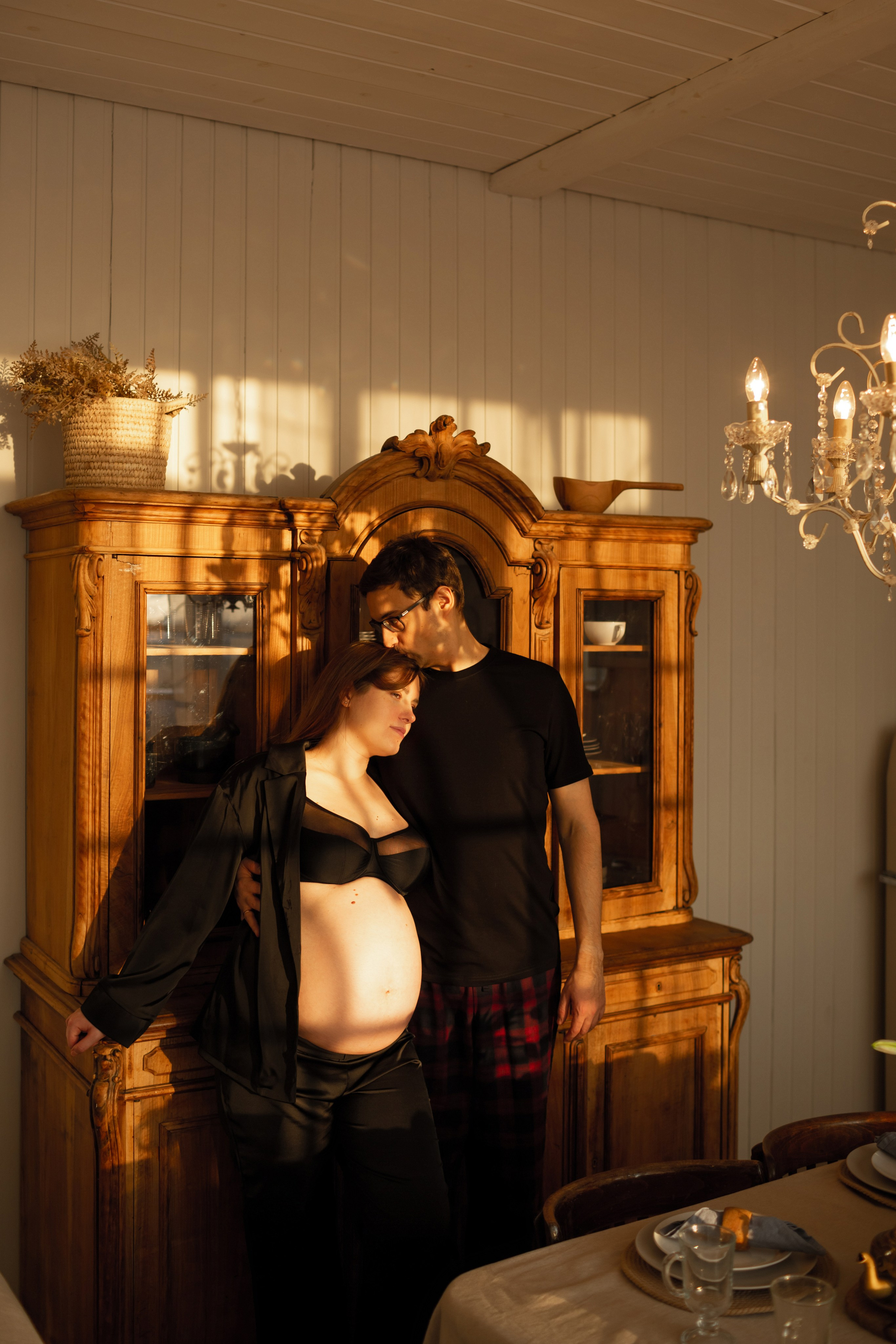 Фотосессия на рассвете в фотостудии с домашним интерьером