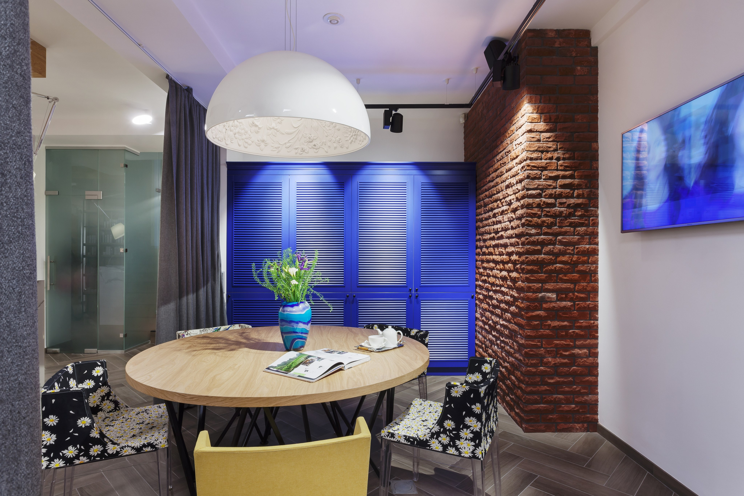 Встроенный шкаф и обеденный стол. Мебель на заказ