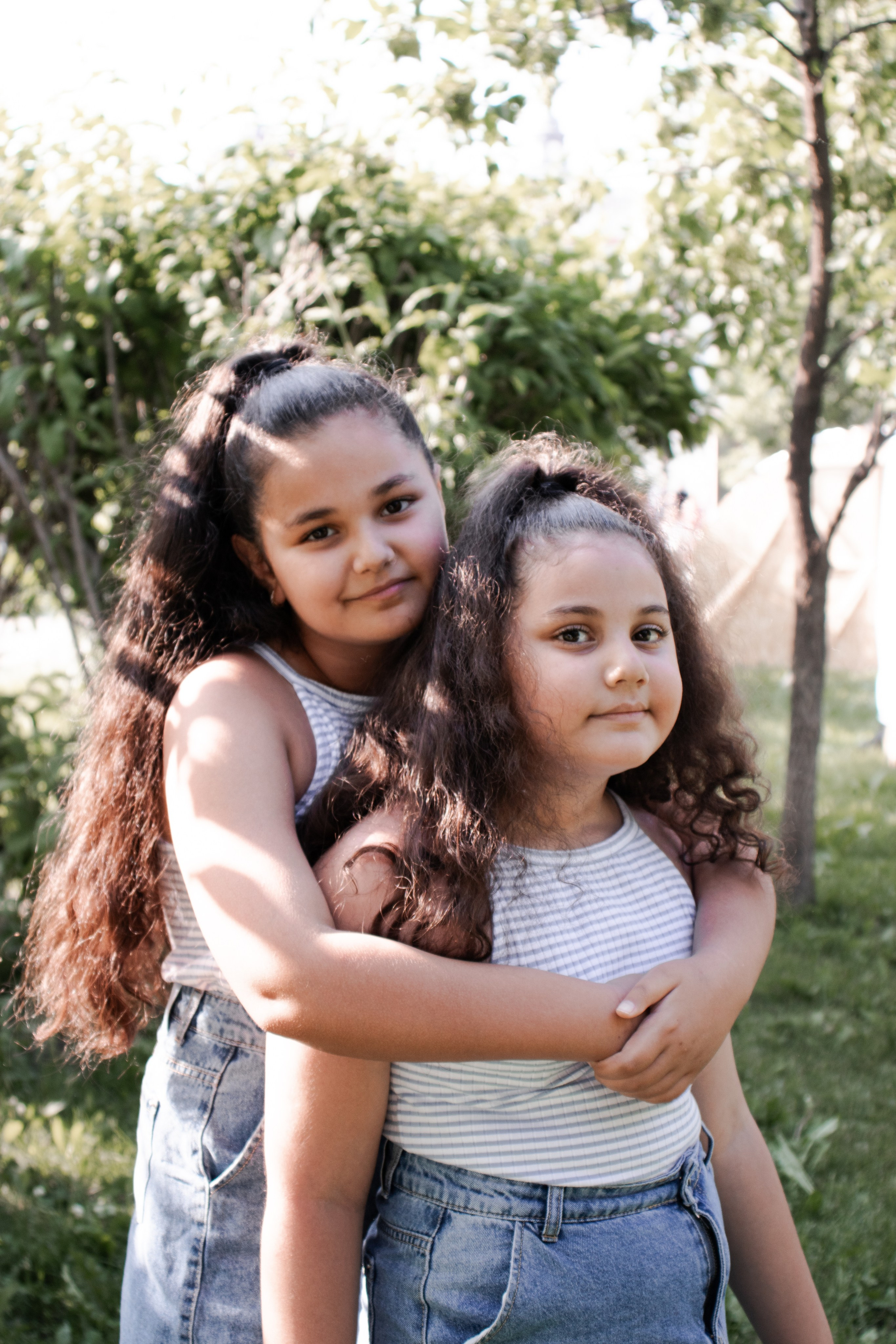 Семейная прогулочная летняя фотосессия в городском саду города Томска