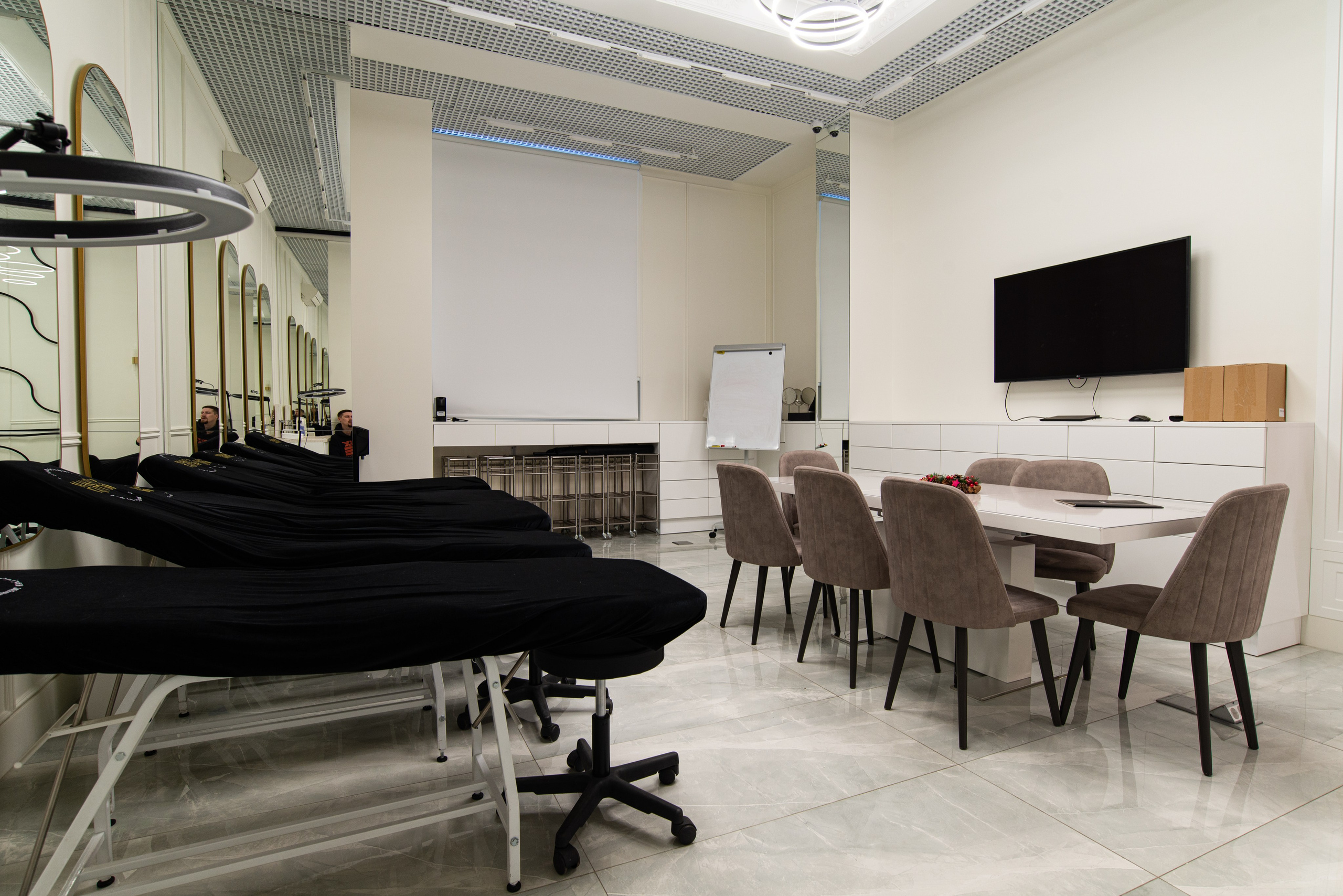 Интерьерная съёмка салонов красоты Makeup Tattoo. Репортажный и персональный фотограф в Москве