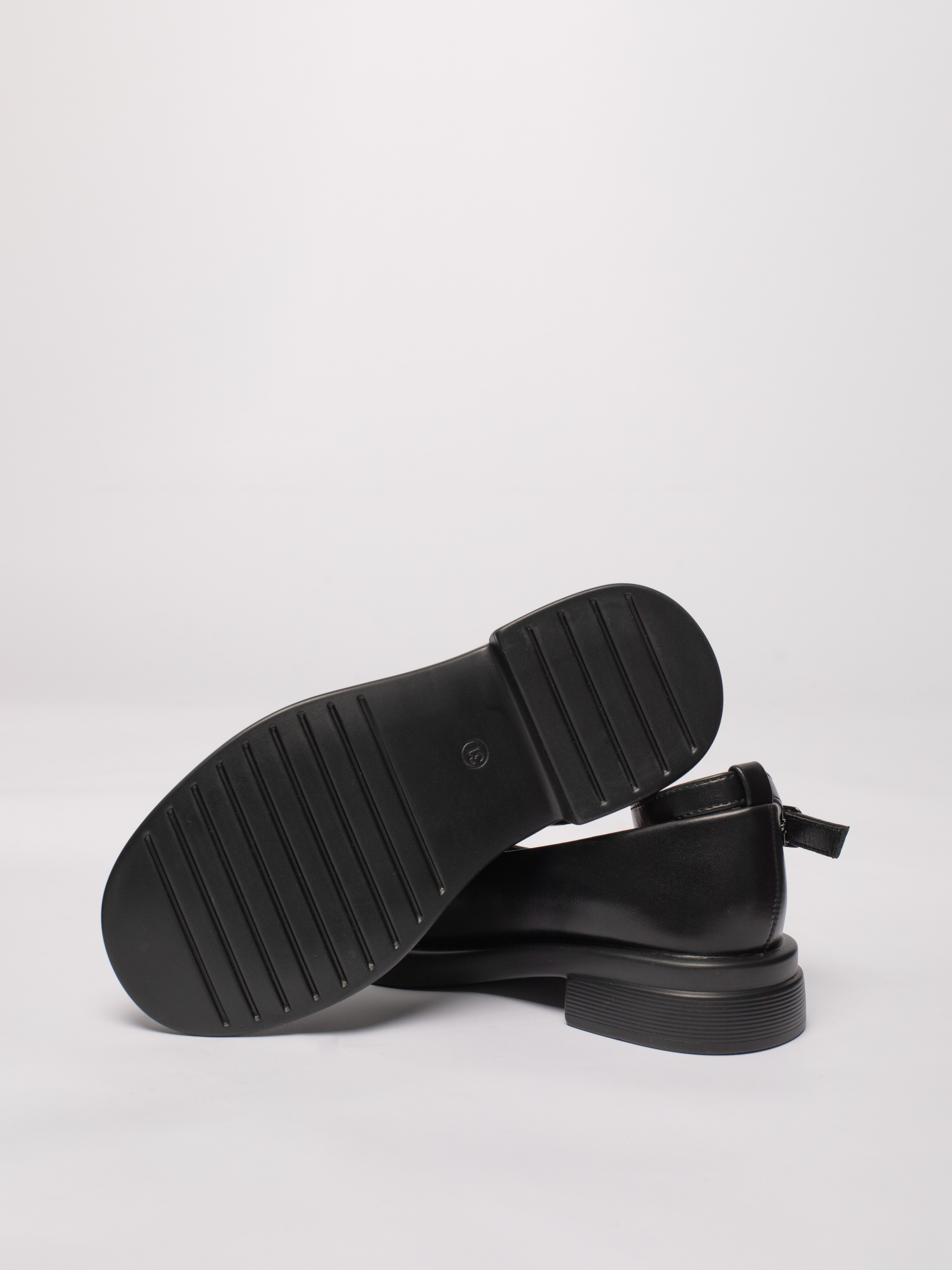 Школьные туфли. Фотостудия предметной и модельной съёмки для маркетплейсов