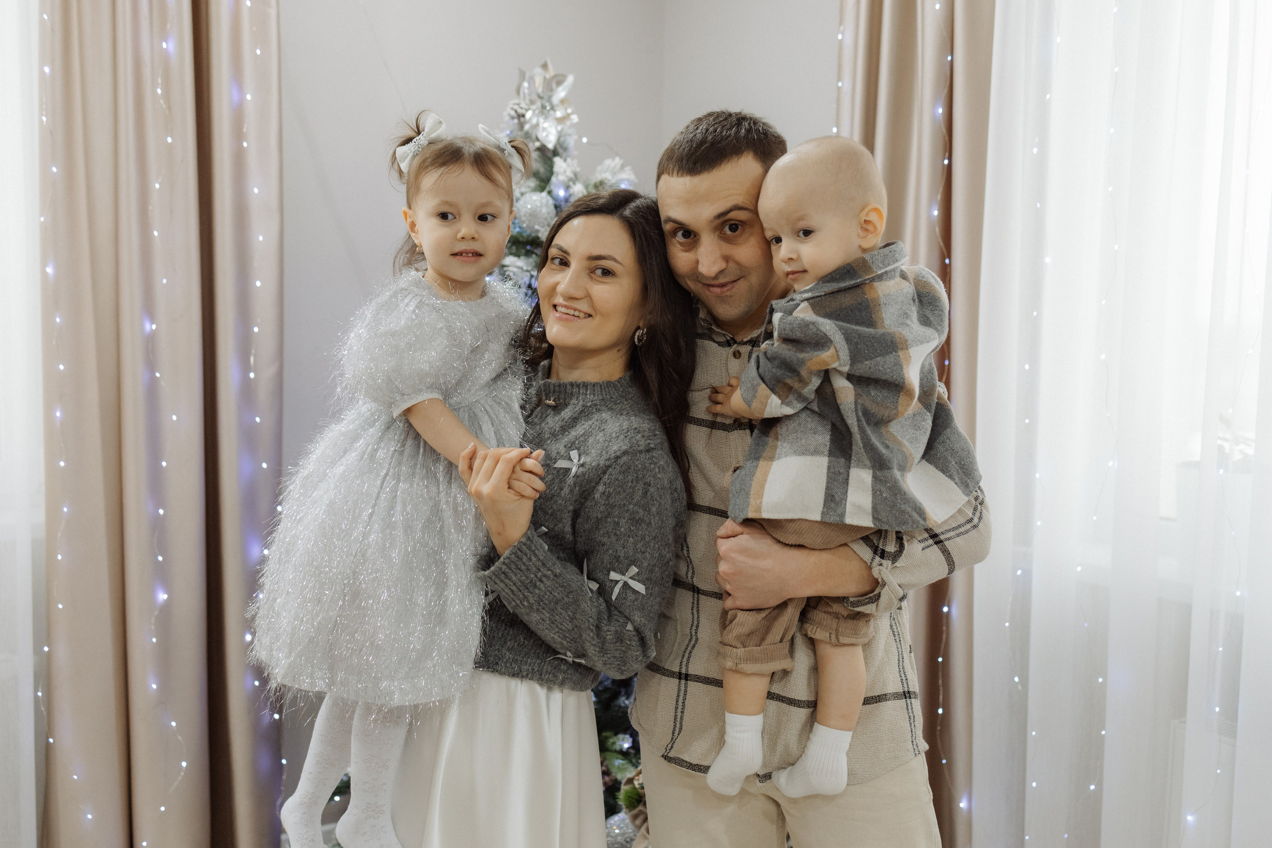 Ришат, Алина, Саида и Самир. Новый год. Фотографирую семьи, любовь и женский портрет