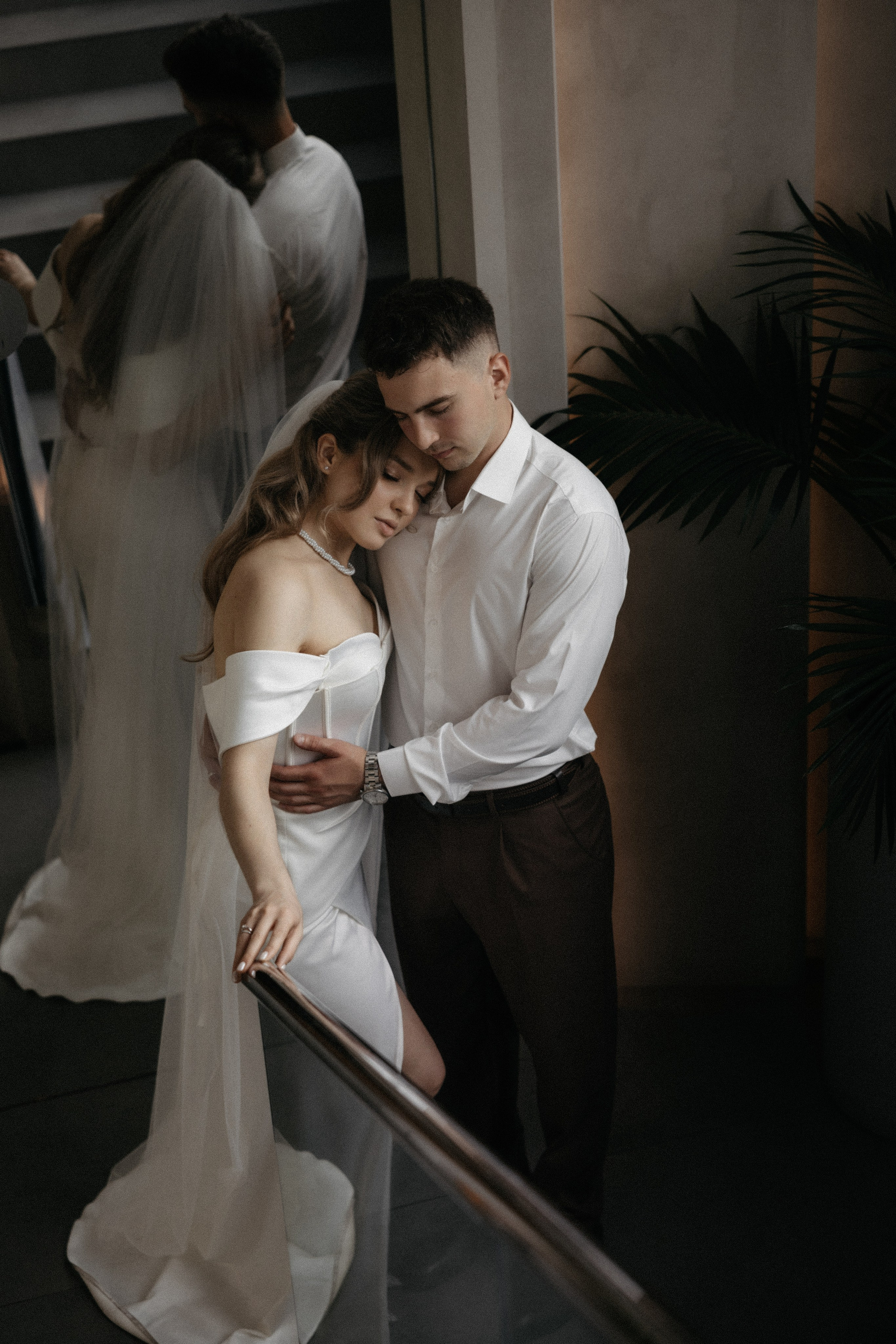 Свадебная фотосессия в стильном лифте элитного дома Москвы