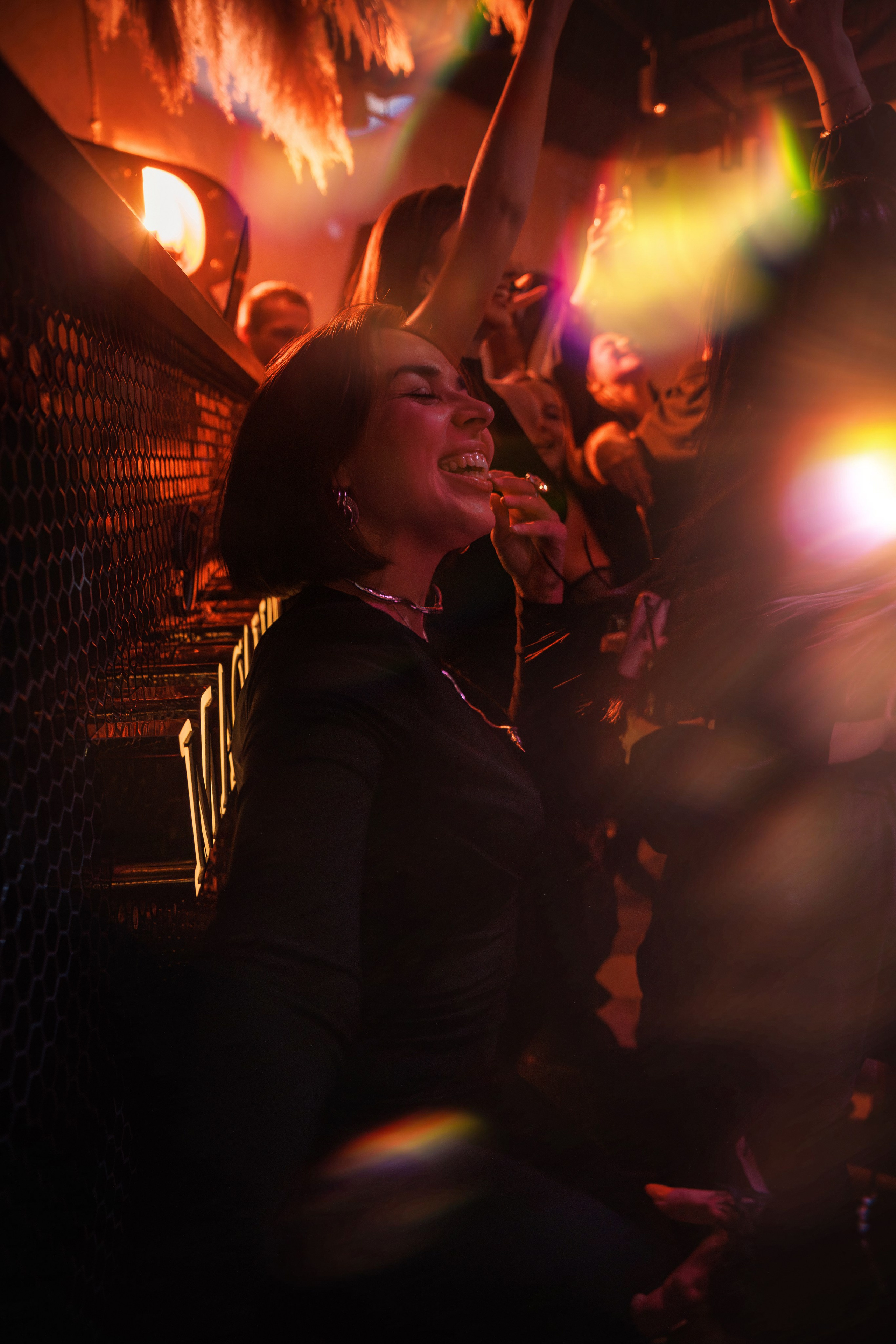 девушка смеется