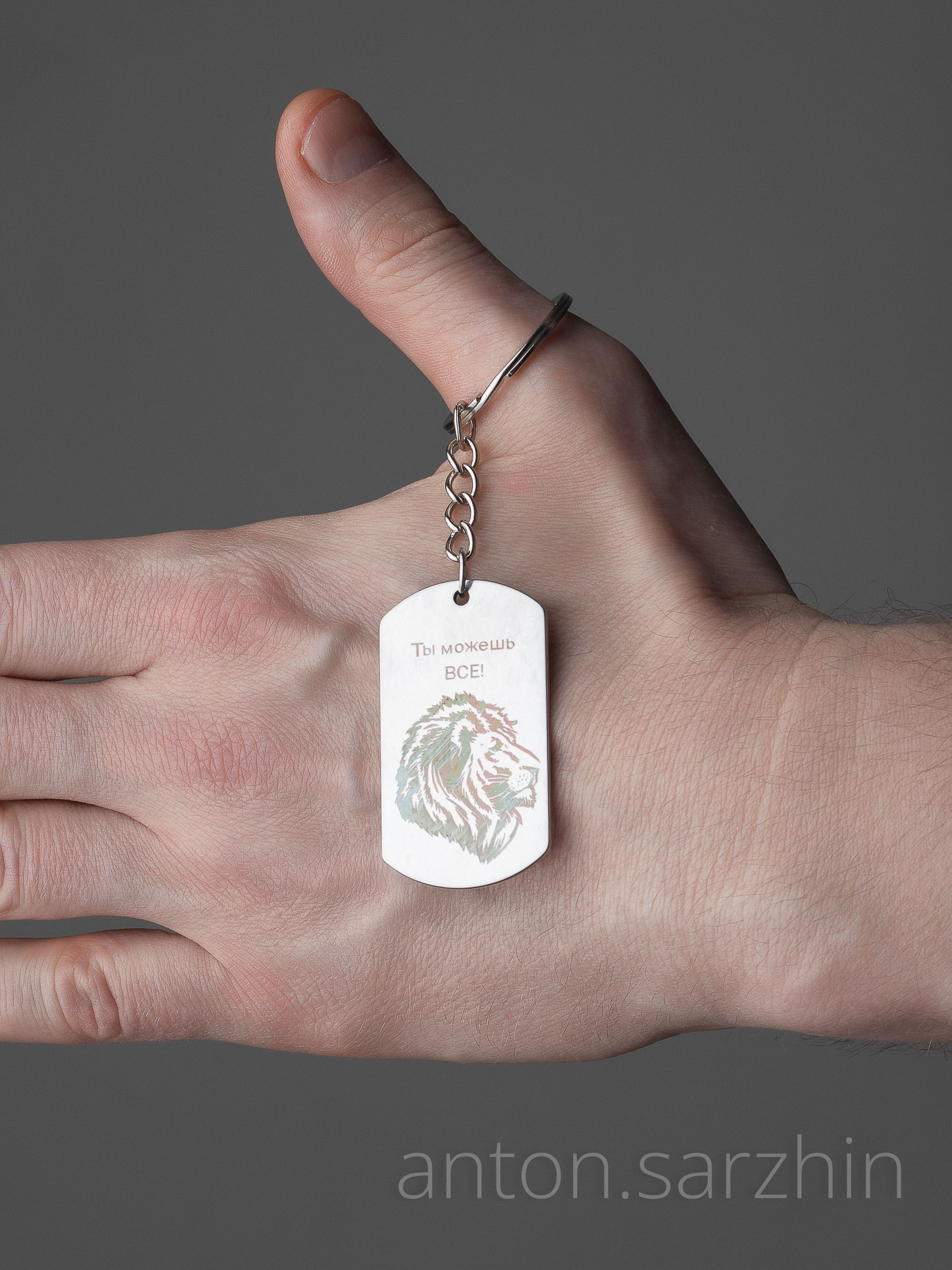 Предметная съемка брелока на руке