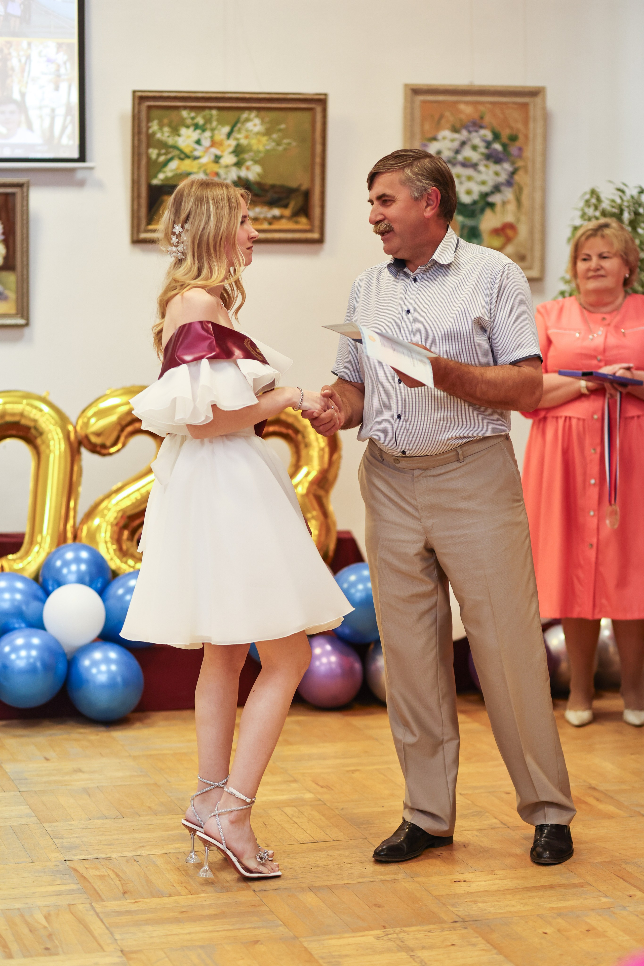 Вручение аттестатов. Школа № 7, выпускники 11 класса 2023 г. Студия выпускных альбомов Остров