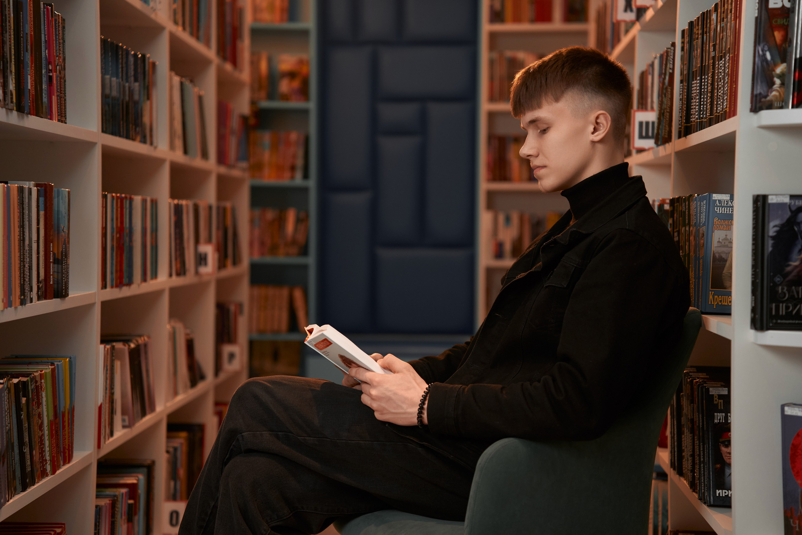 Артём в библиотеке. Фотограф и видеограф Павел Серобабов