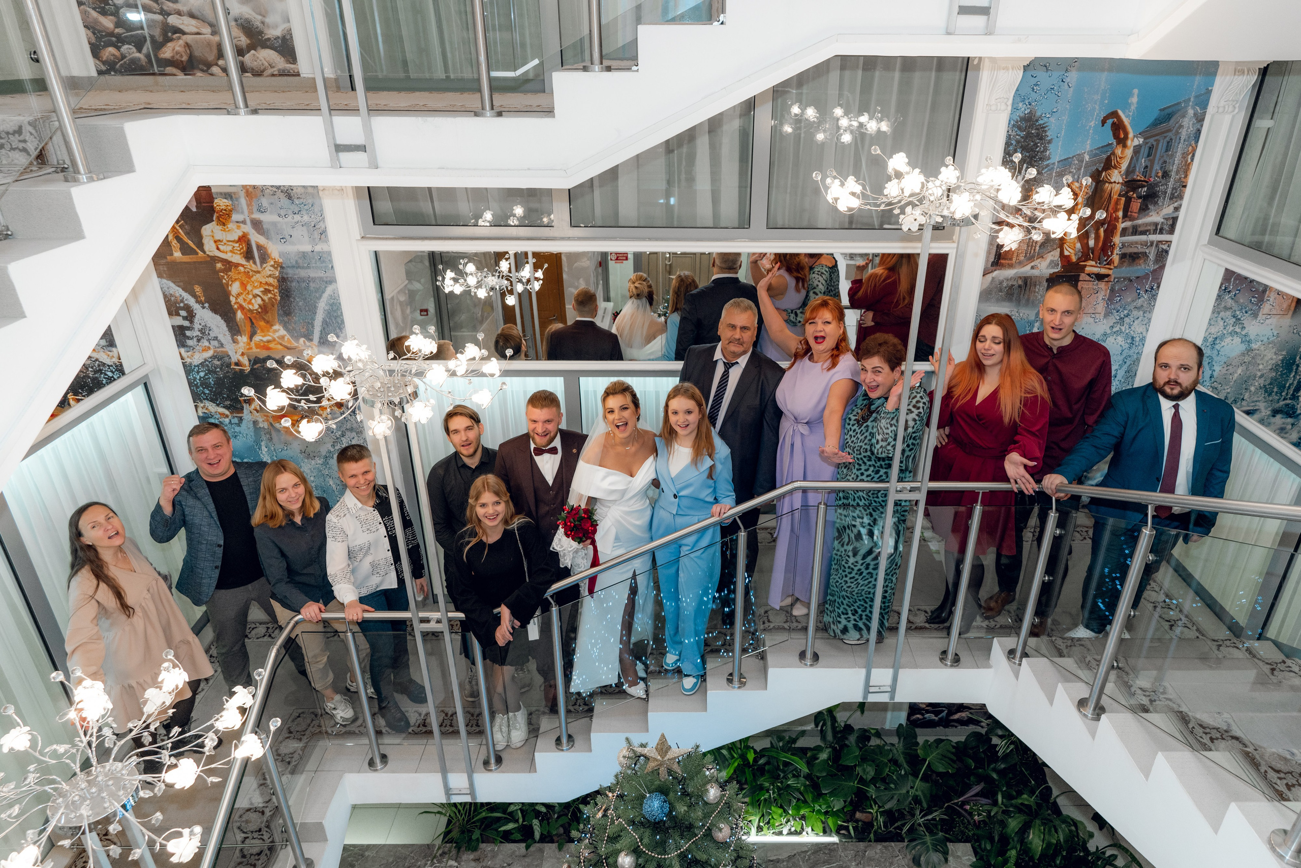 Свадебная фотосессия в ЗАГСе Петергофа. Свадебный фотограф Александр Невский в Санкт-Петербурге