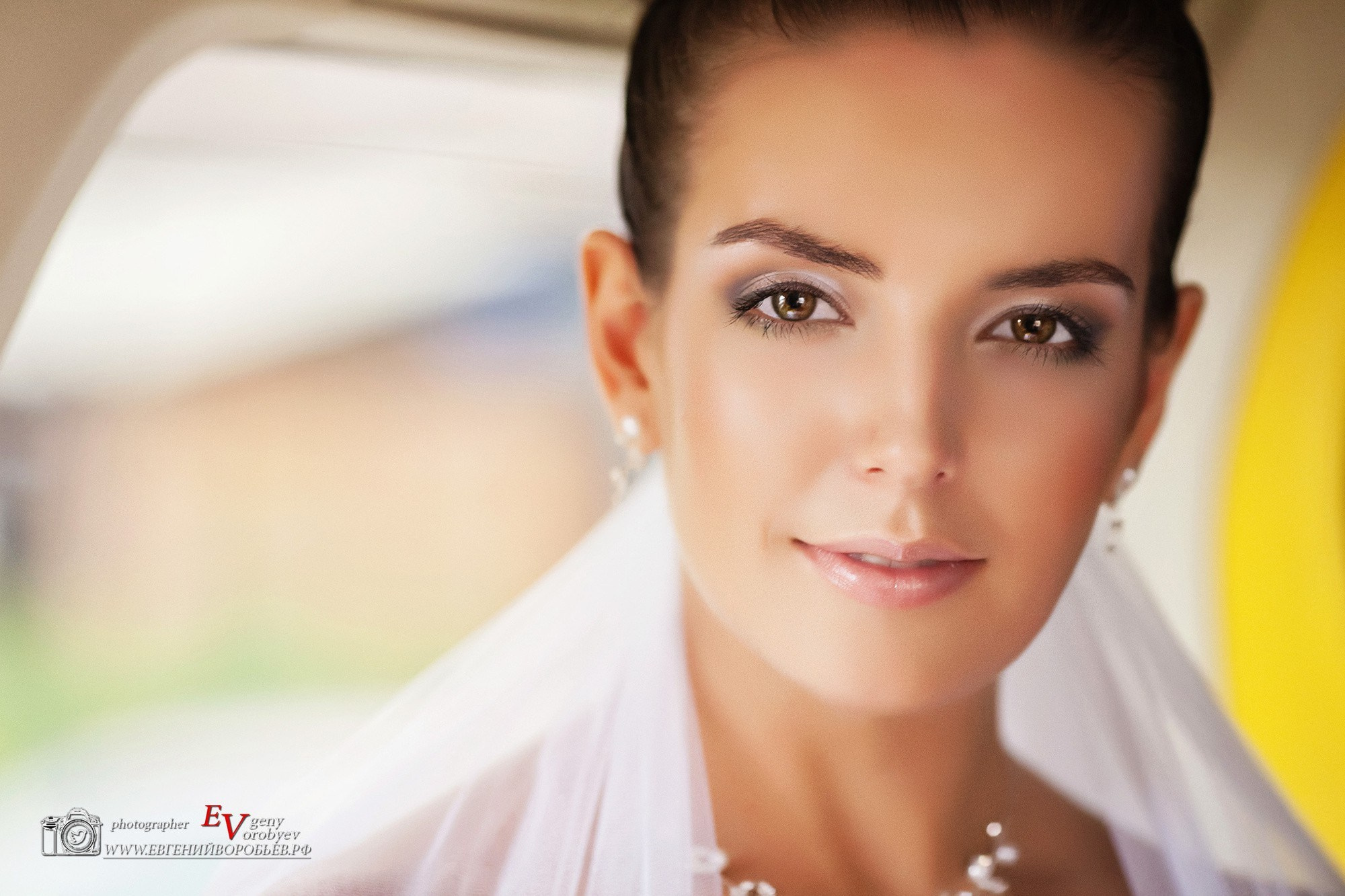 Свадебная фотосессия в Красноярске лучший фотограф свадьба Красноярск невеста свадебное платье жених визажист причёска макияж идея места образ пример красивая фото позы для свадебной фотосессии фотография декор агентство организация цены описание услуги ведущий тамада заказать забронировать стилист 