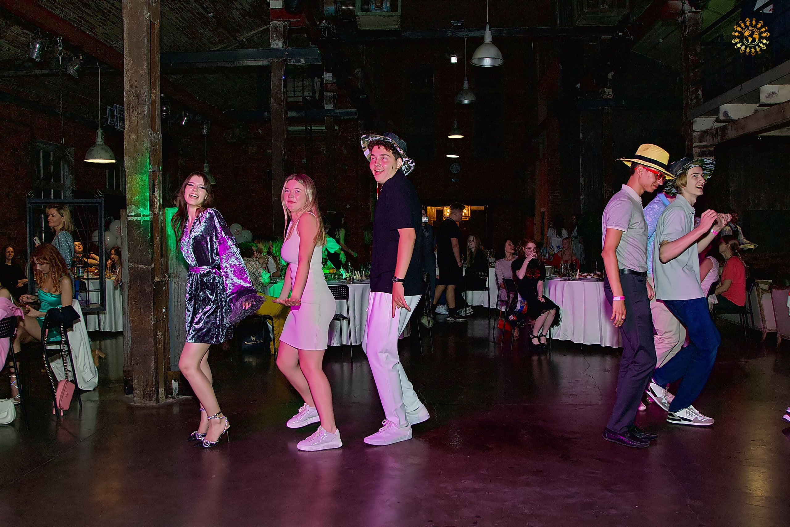 Выпускной 2023 (9-й класс, школа № 46). Loft Urban. Москва. Репортажная съемка в Москве и области. Анималистика