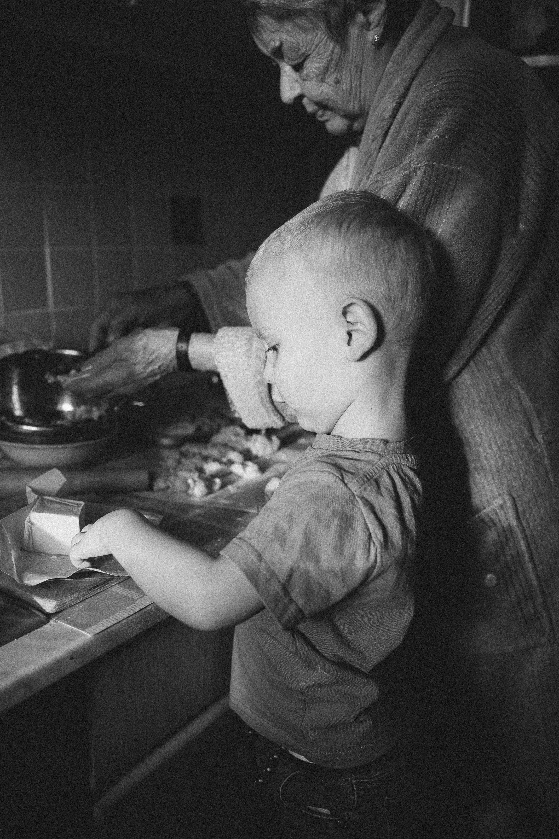Семейная фотосессия домашняя фотосессия бабушка в гостях у бабушки. Фотограф Владимир Москва