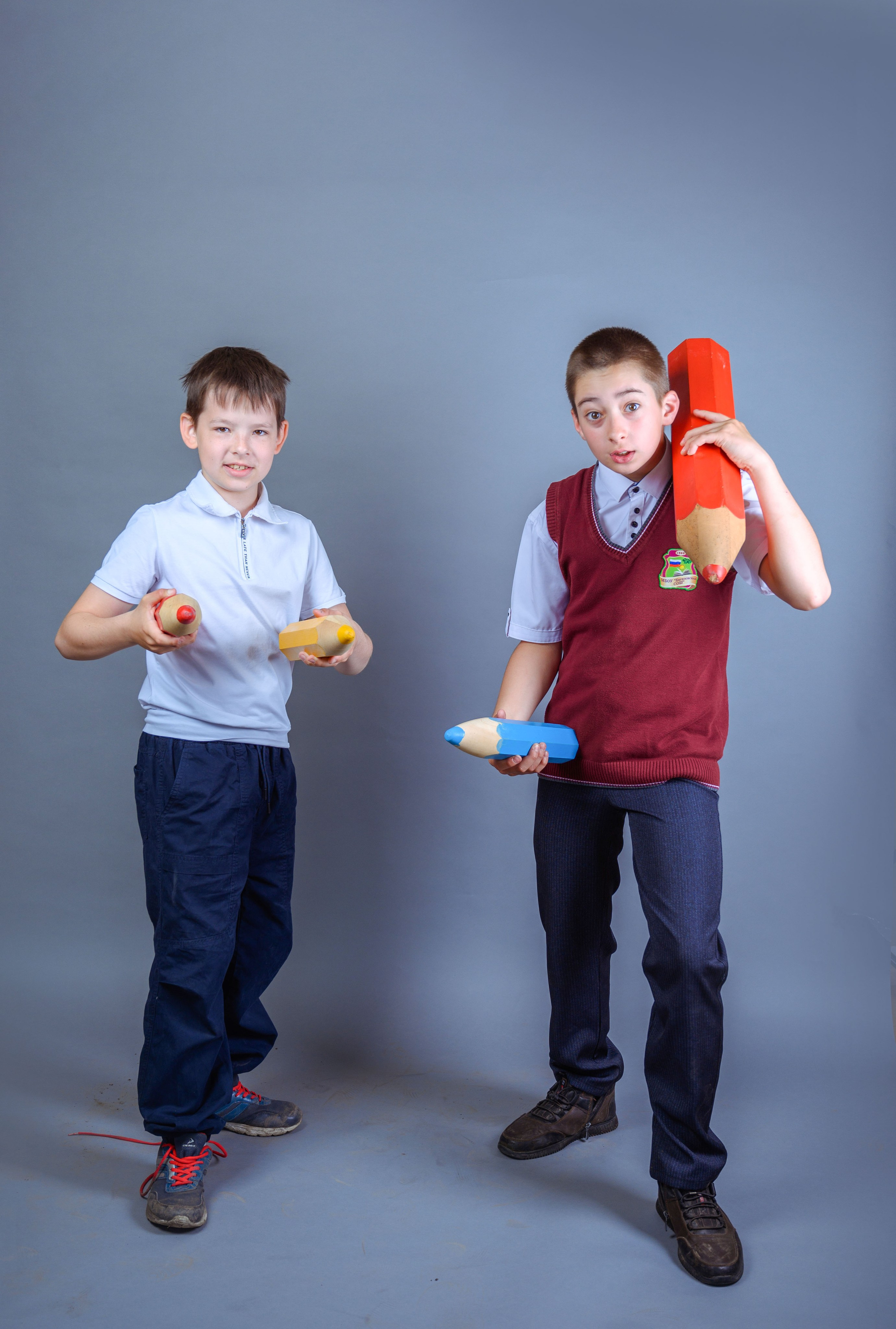 Фотосъемка на фоне с реквизитом. Фотограф. Выпускные альбомы в Барнауле