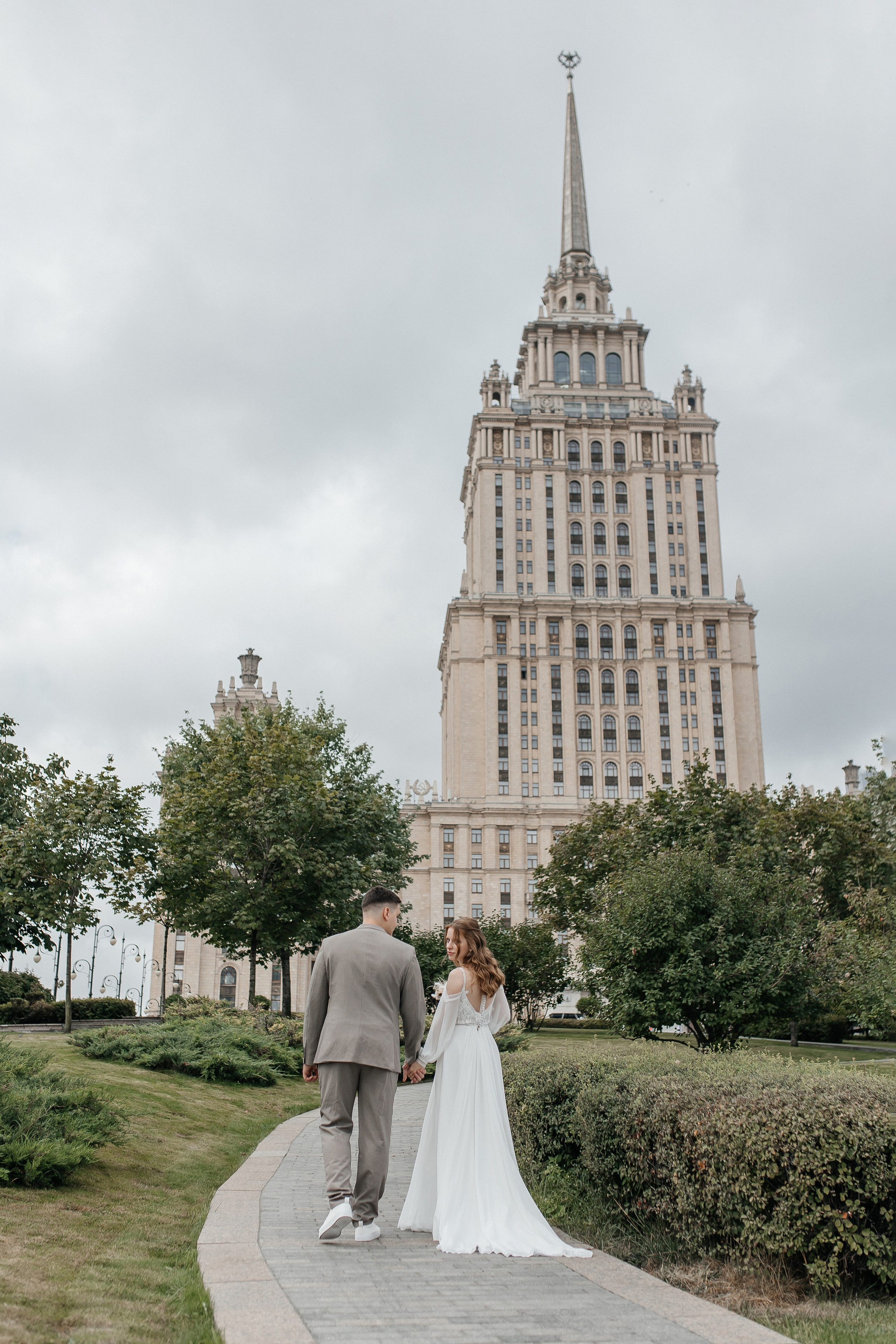 Свадебная фотосессия у гостиницы Украина. Свадебный фотограф в Москве Дарья Олендарёва