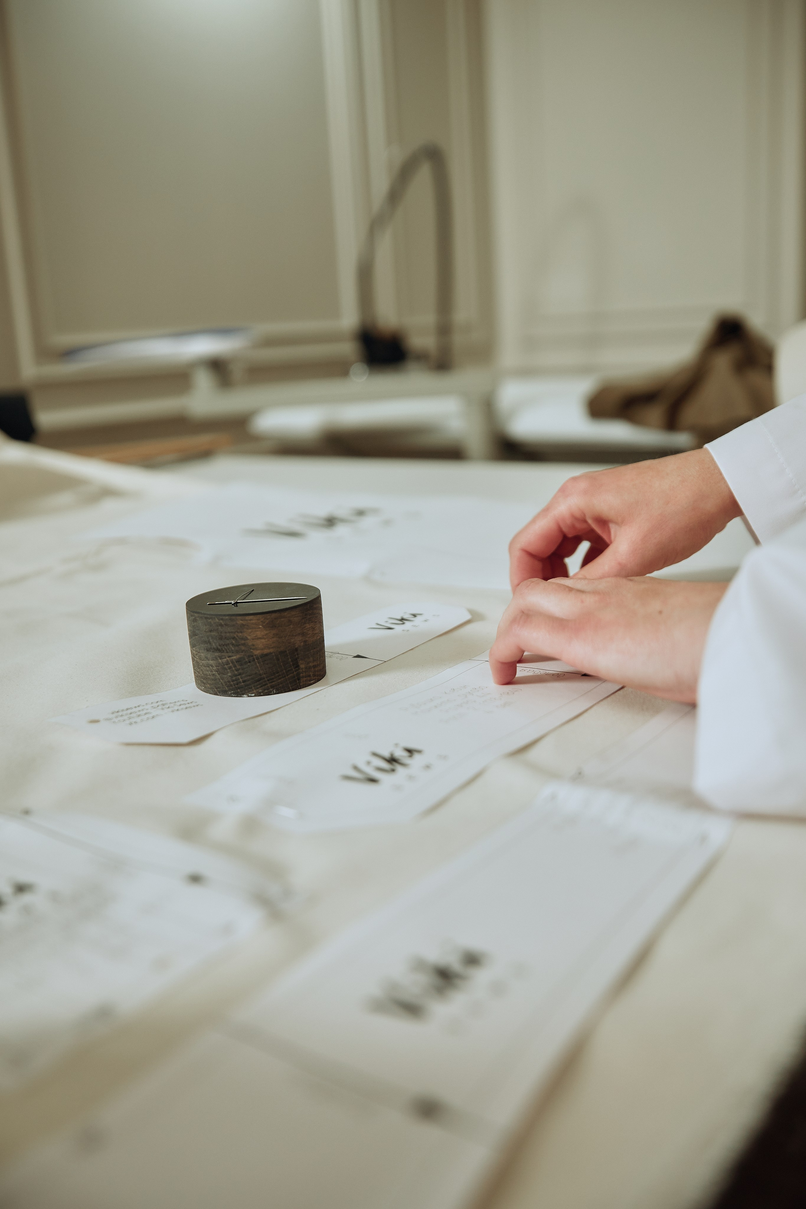 Сотрудник Vikisews проверяет бумажные выкройки после печати