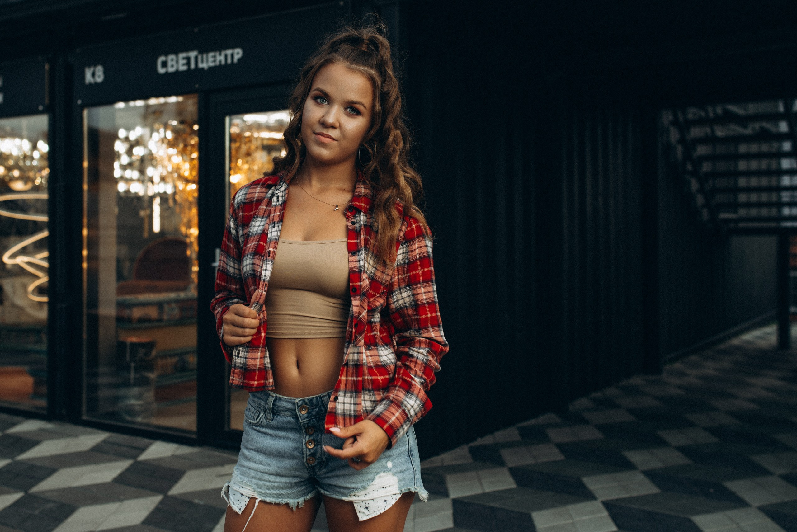 Фотограф Василий Дан: Мария в клетчатой рубашке на фоне витрин «Светцентра» в Новосибирске