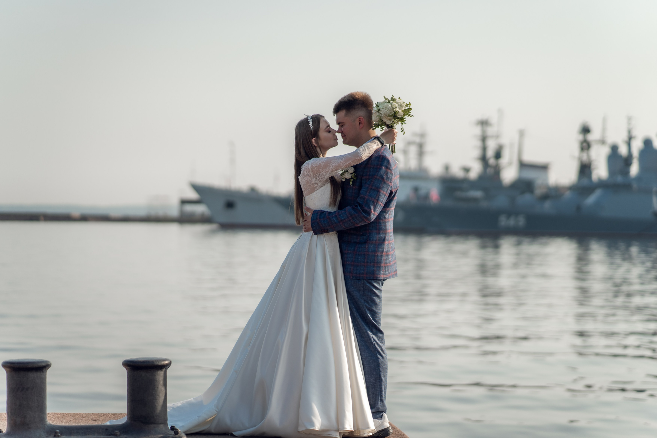 Красивые места для свадебной фотосессии летом в Санкт-Петербурге. Свадебный фотограф Александр Невский в Санкт-Петербурге