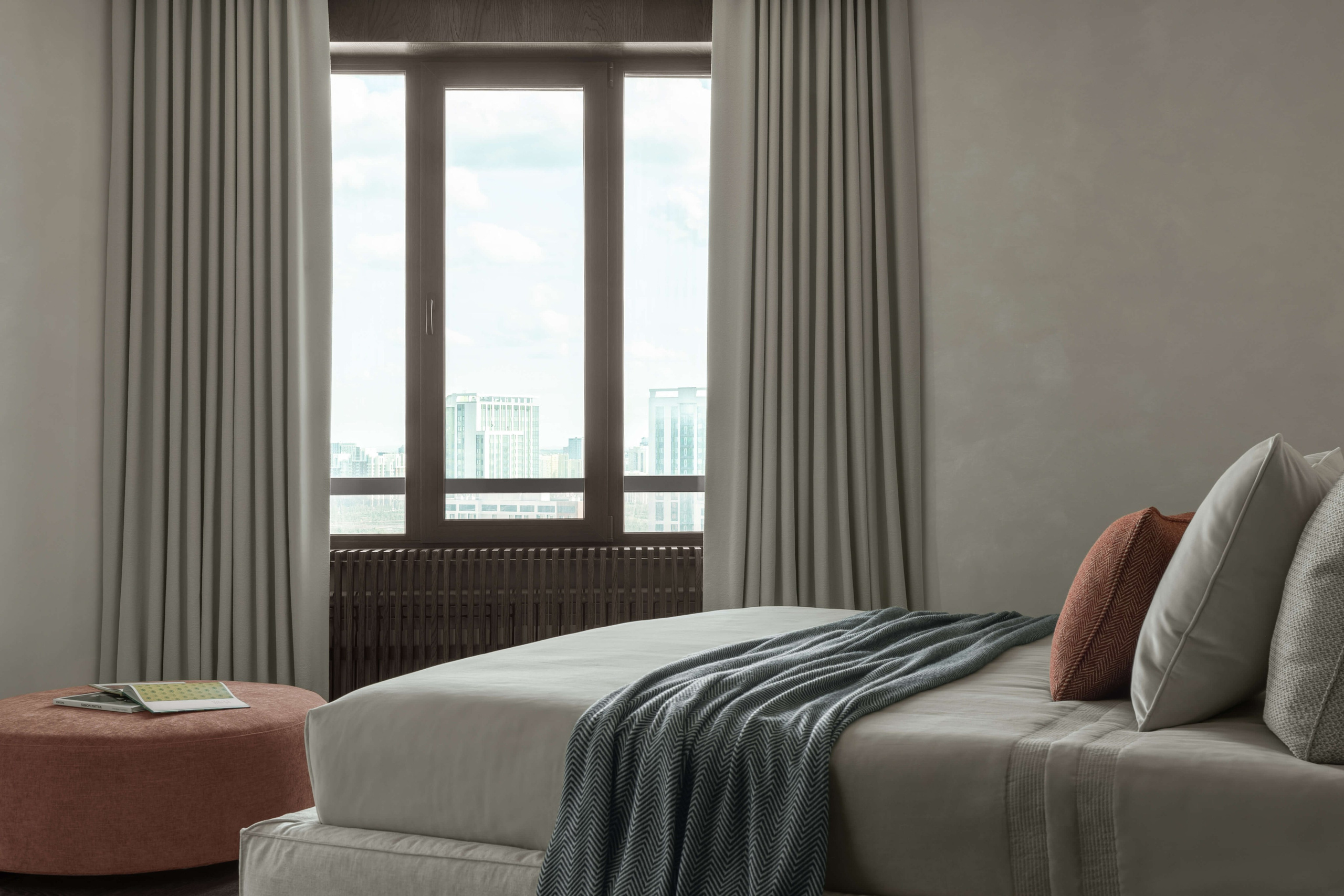 Спальня с панорамными окнами в Астане — кровать Poliform, плед Missoni Home и розовая банкетка Minotti.