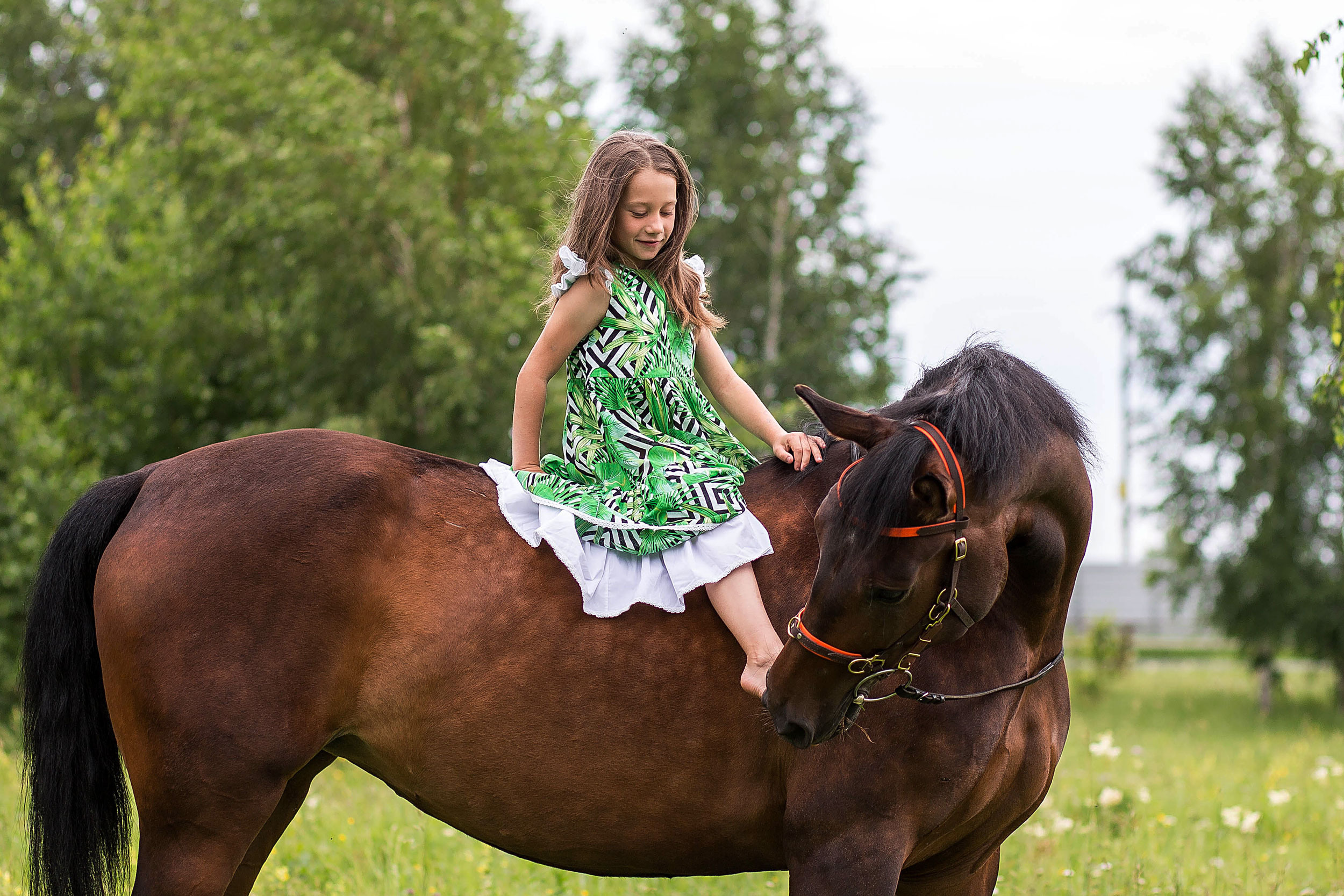 Детские фотосессии с лошадьми Разноплановые портреты рядом с лошадью и верхом для детей от 7 до 13 лет. В частных случаях возможна съёмка для детей младшего возраста (от 5-х лет) при условии, что ребенок "живет" лошадьми и уже сидит верхом. В этом случае есть возможность сделать кадры даже на дыбах, но с техническими нюансами. Всё обсуждается.