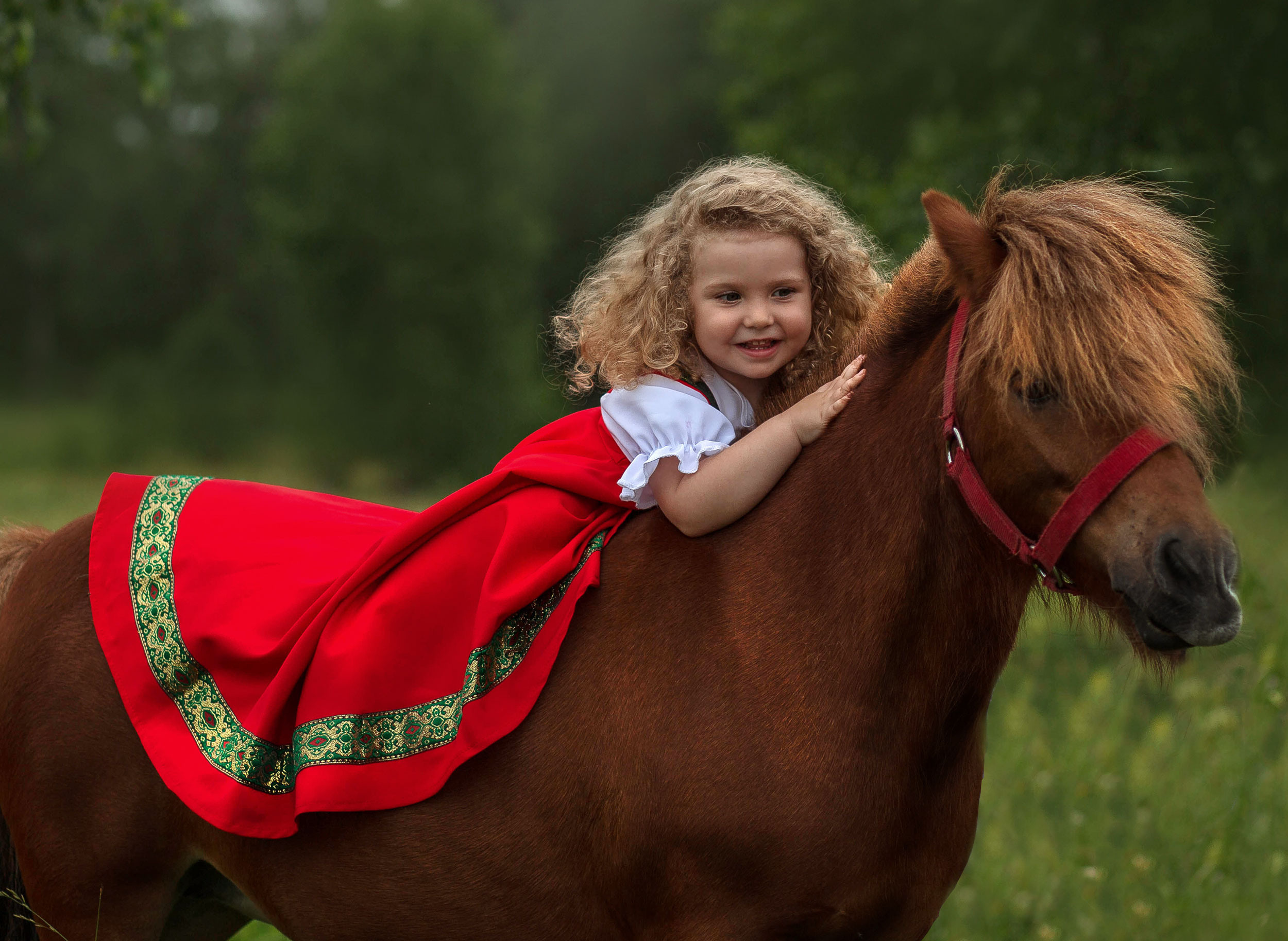 Детские фотосессии с лошадьми Разноплановые портреты рядом с лошадью и верхом для детей от 7 до 13 лет. В частных случаях возможна съёмка для детей младшего возраста (от 5-х лет) при условии, что ребенок "живет" лошадьми и уже сидит верхом. В этом случае есть возможность сделать кадры даже на дыбах, но с техническими нюансами. Всё обсуждается.