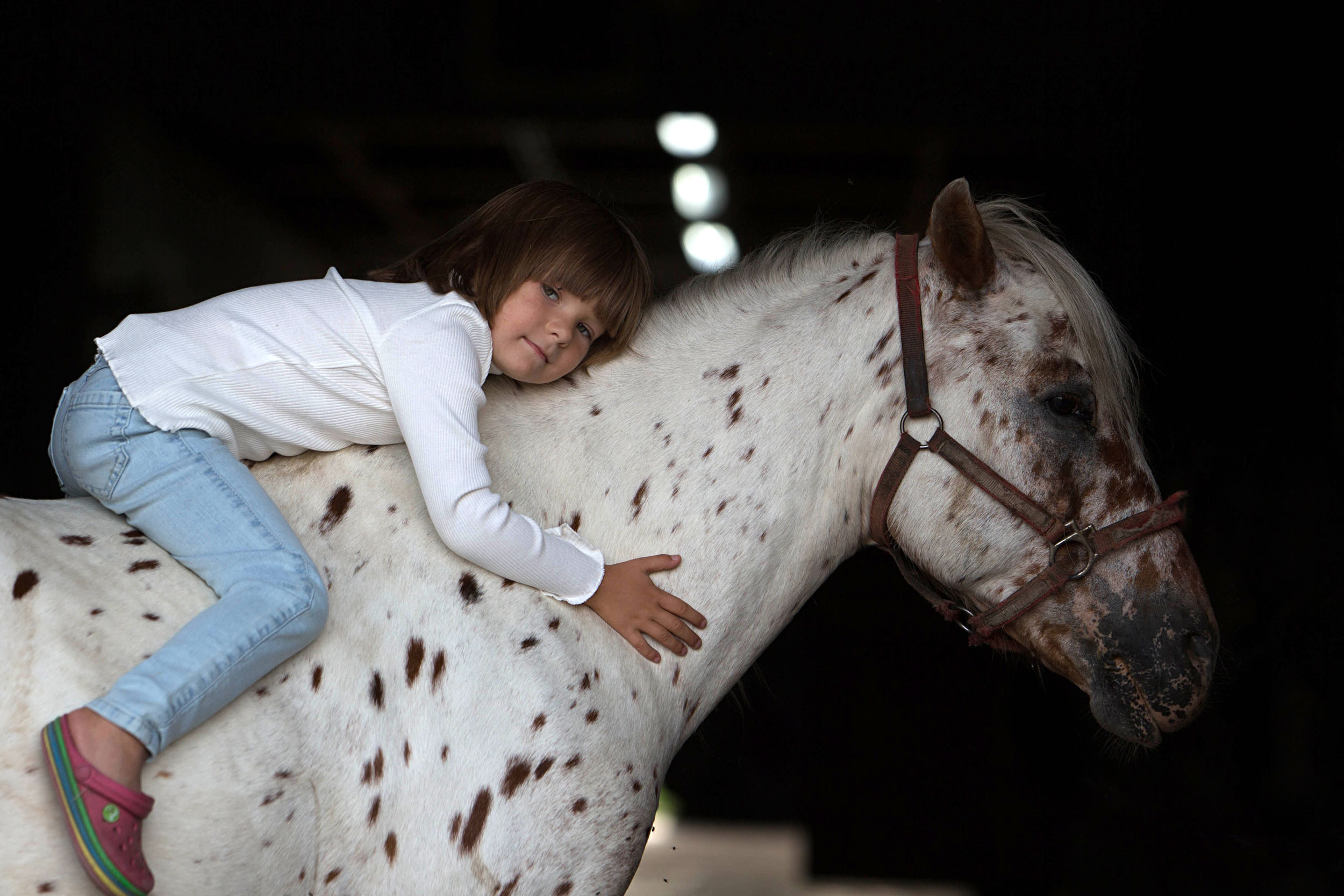 Детские фотосессии с лошадьми Разноплановые портреты рядом с лошадью и верхом для детей от 7 до 13 лет. В частных случаях возможна съёмка для детей младшего возраста (от 5-х лет) при условии, что ребенок "живет" лошадьми и уже сидит верхом. В этом случае есть возможность сделать кадры даже на дыбах, но с техническими нюансами. Всё обсуждается.