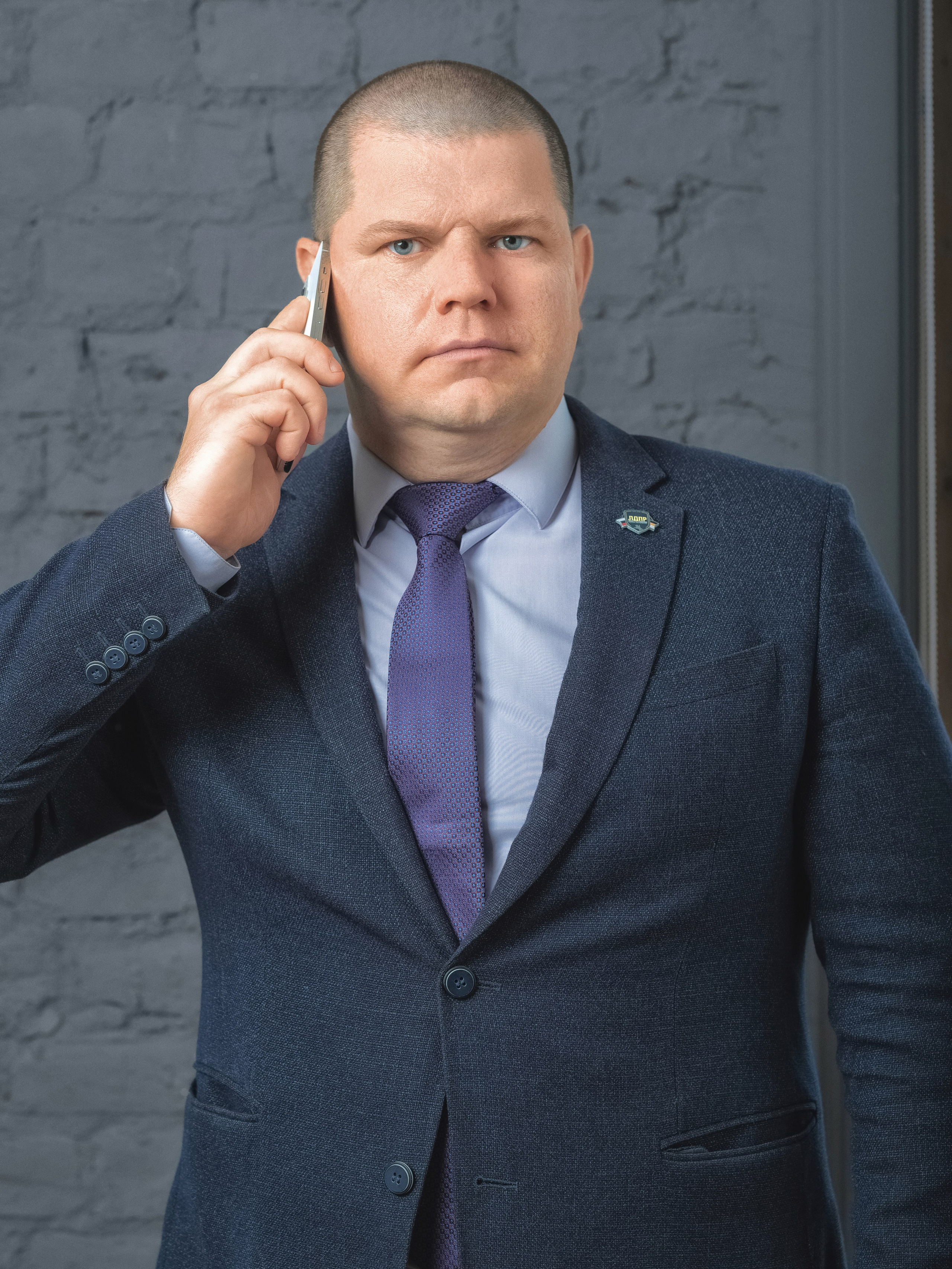 Бизнес-фотосессия в интерьере минималистичной студии