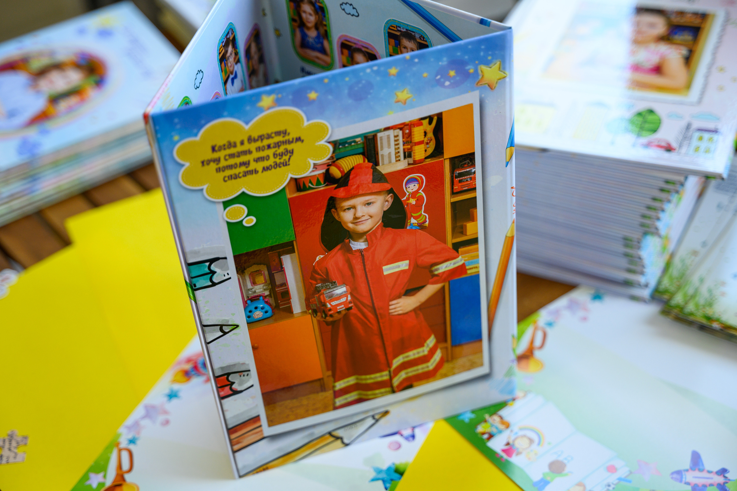 Трюмо с фото в рост. Выпускные альбомы в Подольске Москве и МО