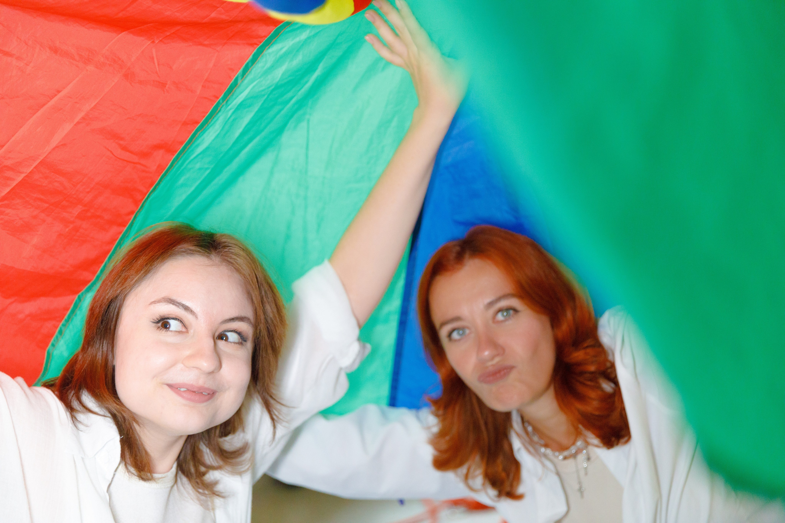 Юлианна и Анна в кабинете Dir Floor Time. Фотограф в Москве Слуцкая Наталья, репортаж, портрет, контент