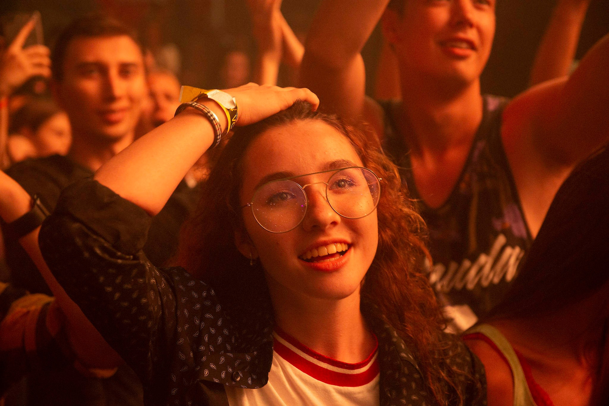 Концерт на музыкально фестивале в Красной Поляне, который организован компанией Мегафон. Зрители на концерте. Фотограф в Сочи. 