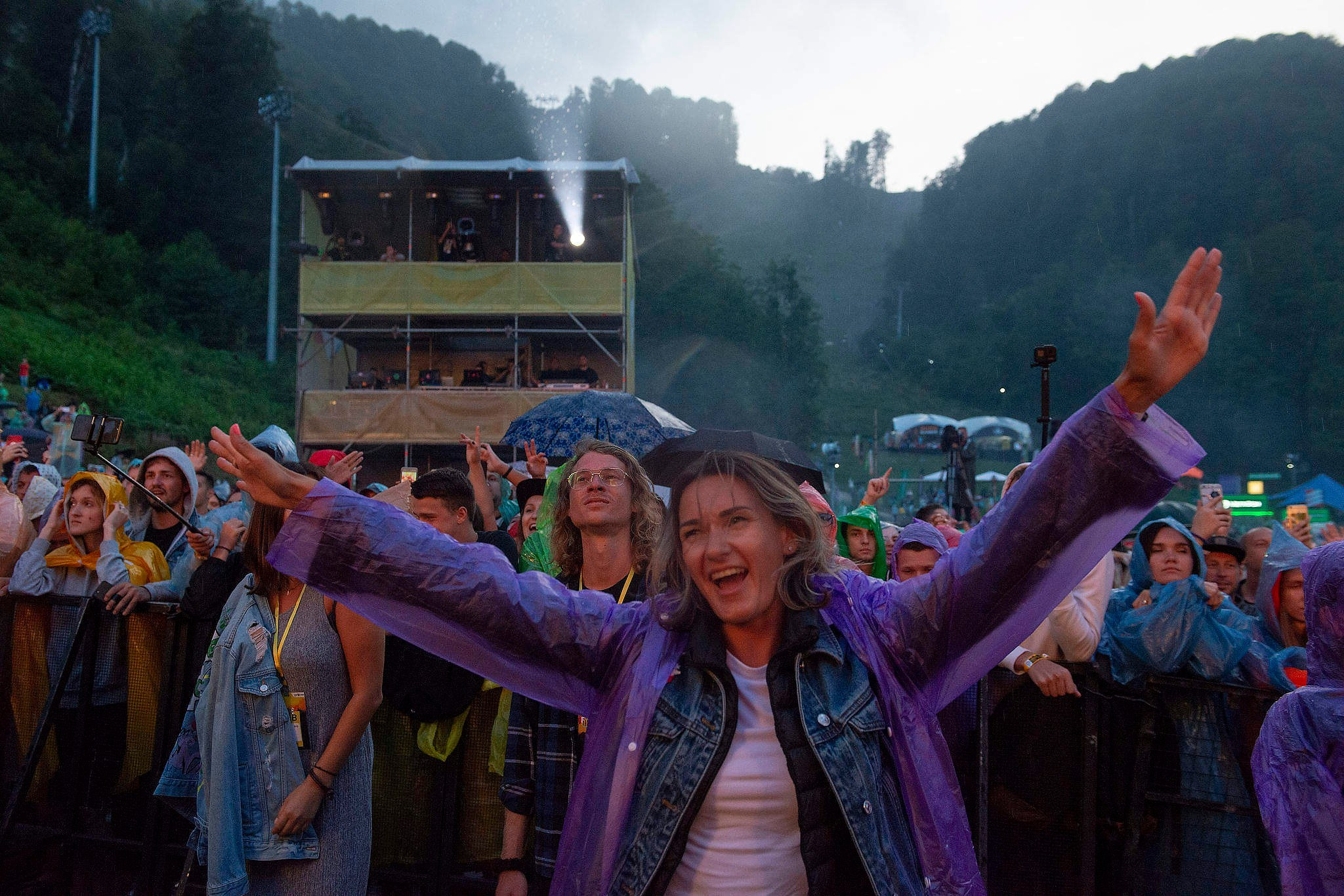 Зрители слушают на музыкальном фестивале в Красной Поляне. Съемка для компании Мегафон в 2019 году.