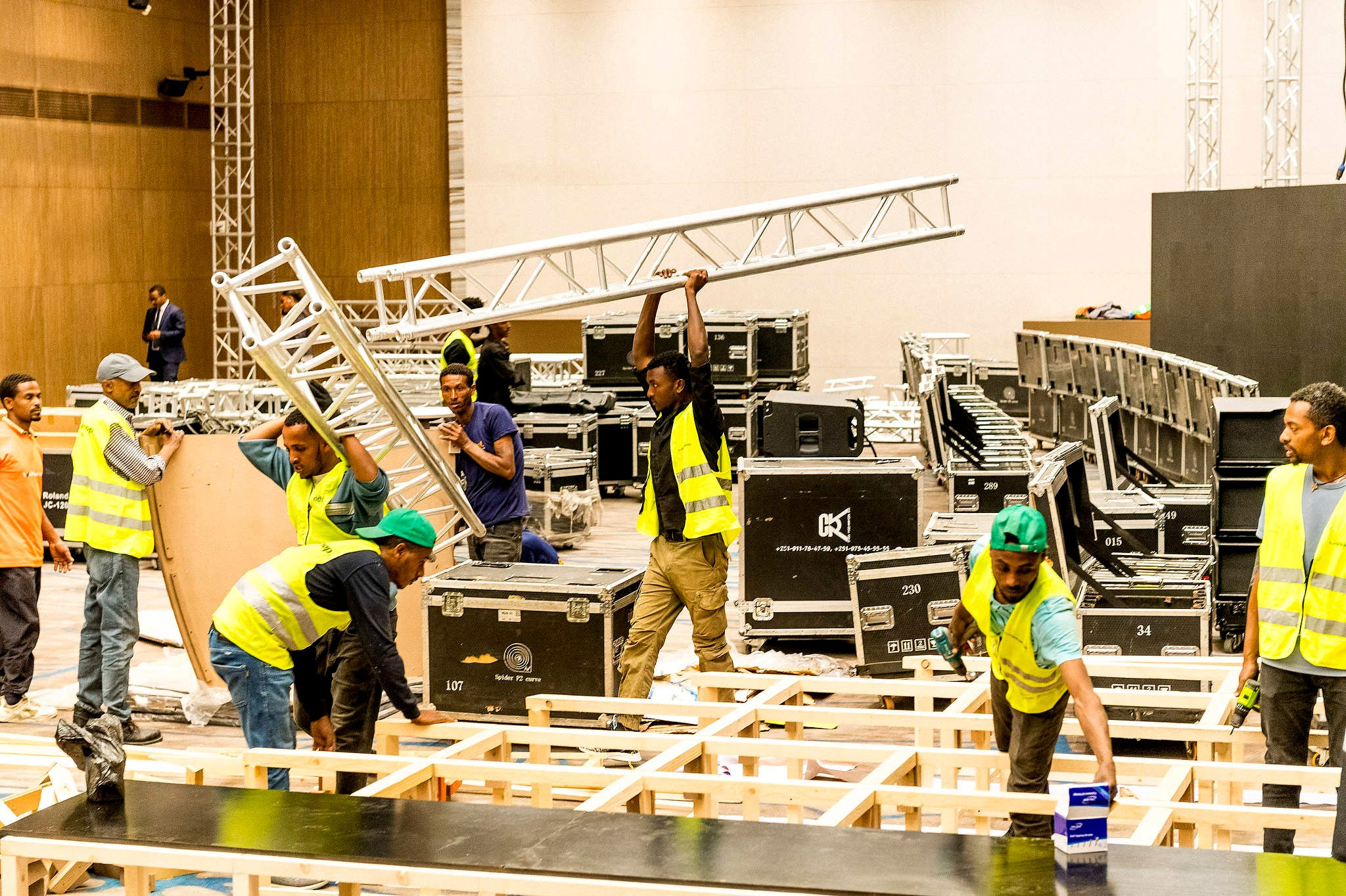 Подготовка к форуму и монтаж декораций