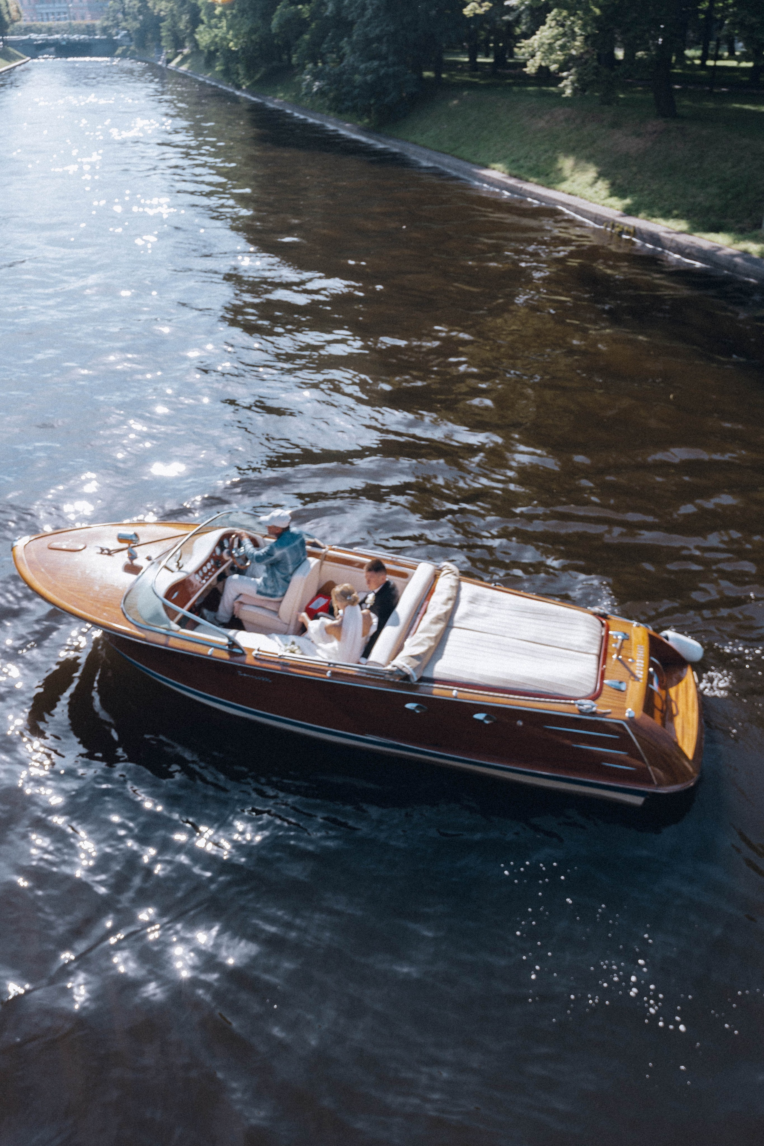 СВАДЕНБНАЯ СЬЕМКА НА КАТЕРЕ ПО КАНАЛАМ САНКТ-ПЕТЕРБУРГА И В АКВАТОРИИ НЕВЫ. Профессиональный фотограф, Санкт-Петербург — Виктория Богомолова